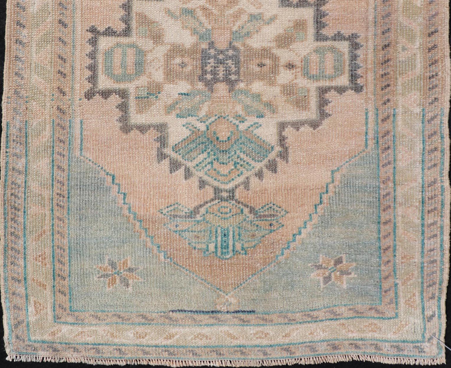 Annodato a mano Tappeto Oushak turco vintage con disegno a medaglioni sub-geometrici 2'1 x 2'10 in vendita