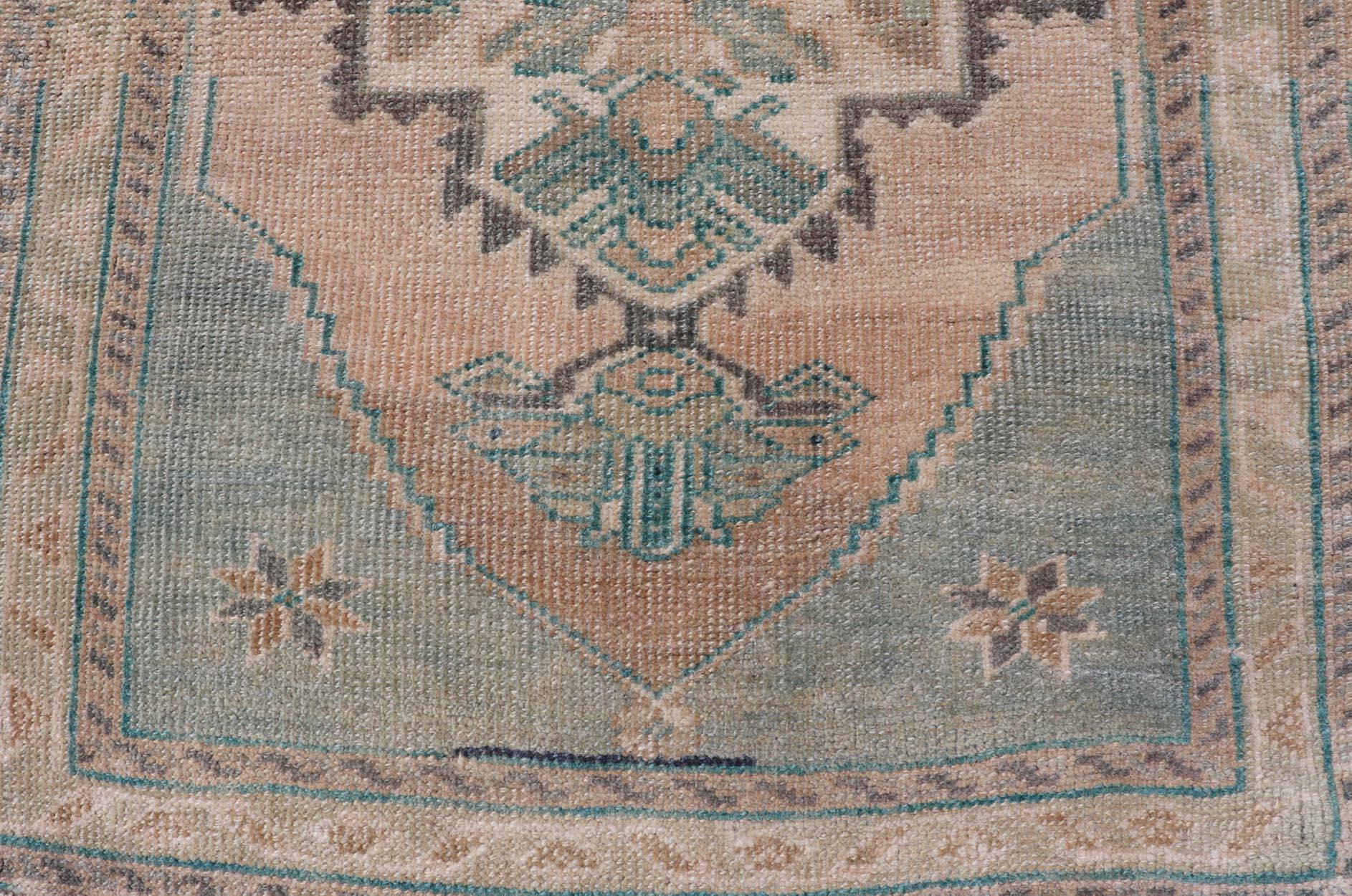 XX secolo Tappeto Oushak turco vintage con disegno a medaglioni sub-geometrici 2'1 x 2'10 in vendita