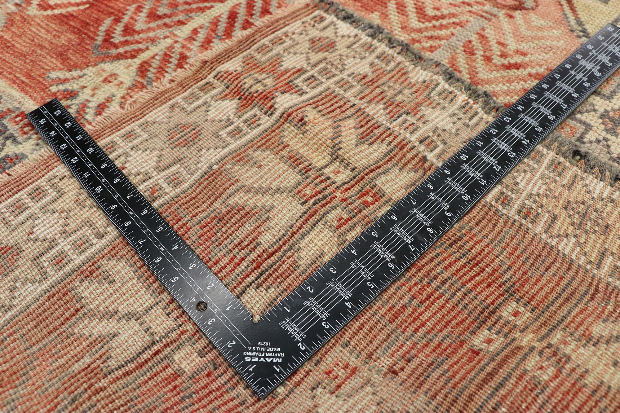 Vintage Turkish Oushak Rug, Anatolian Prayer Rug with Modern Rustic Cabin Style In Good Condition For Sale In Dallas, TX