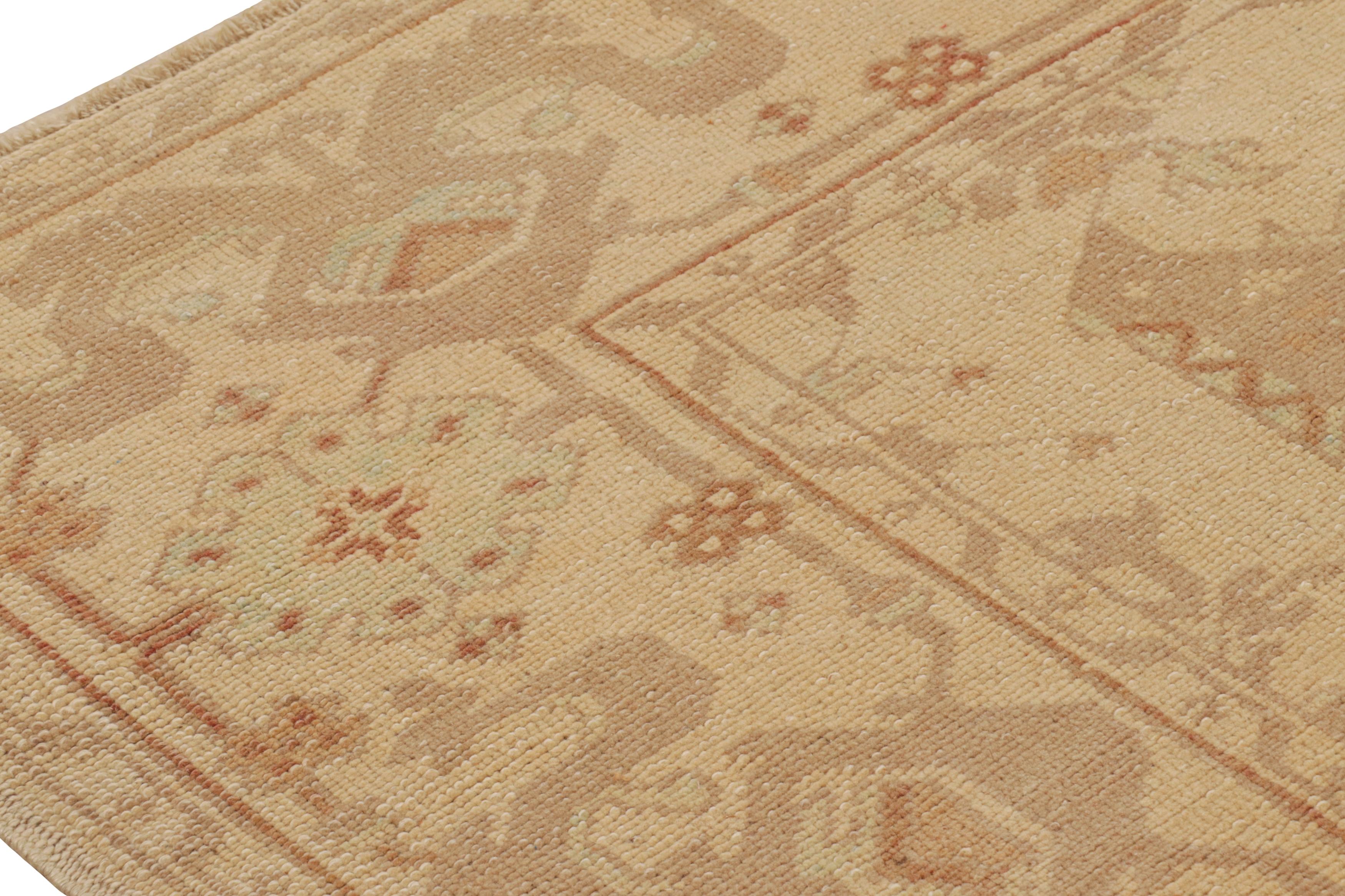 Milieu du XXe siècle Tapis turc Oushak vintage beige-marron, motif floral rouge de Rug & Kilim en vente
