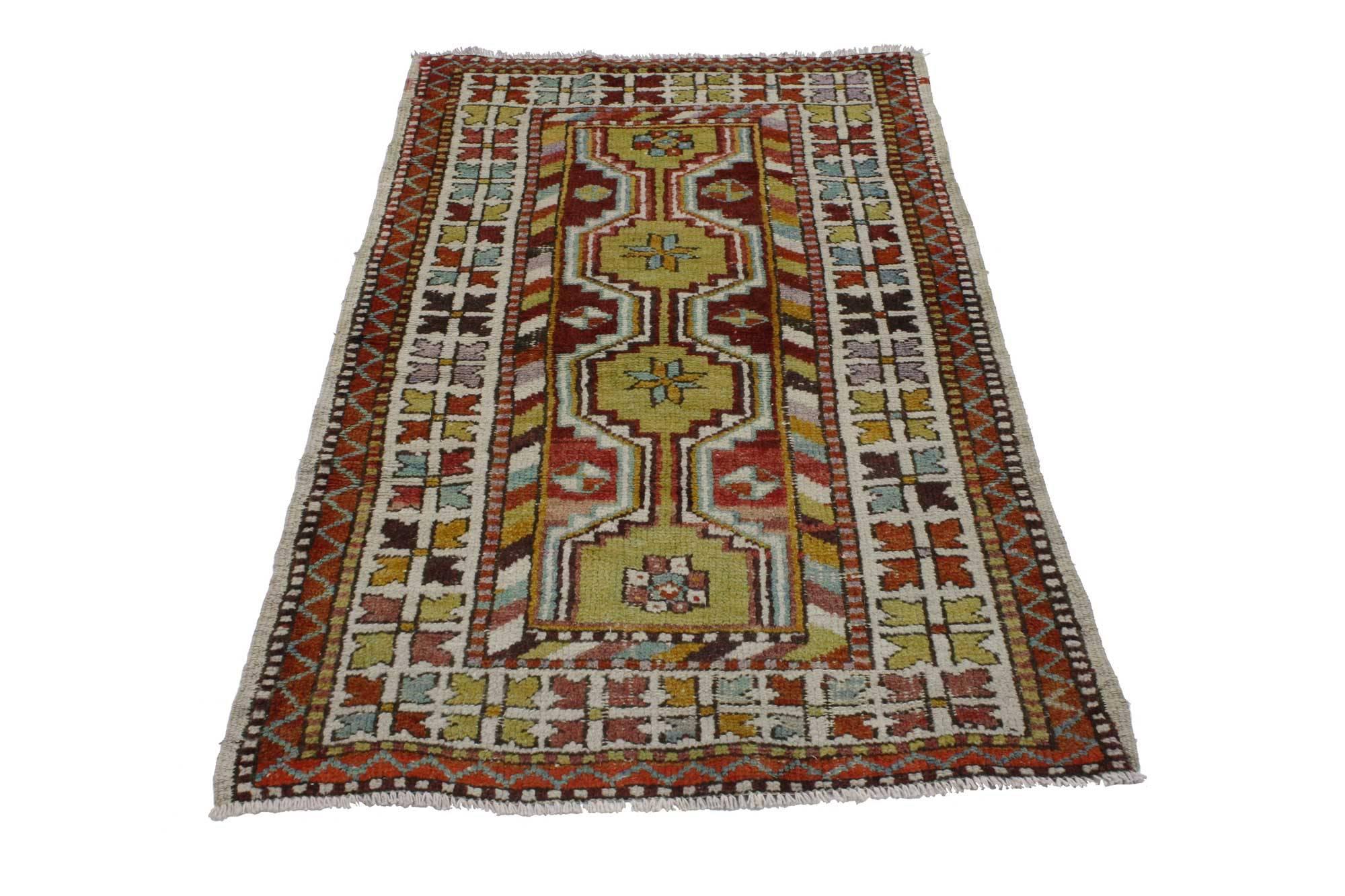 51747, vintage Turkish Oushak rug, colorful rug for kitchen, bath, foyer or entryway. This hand-knotted wool vintage Turkish Oushak rug features a modern traditional style. Immersed in Anatolian history and refined colors, this vintage Oushak rug
