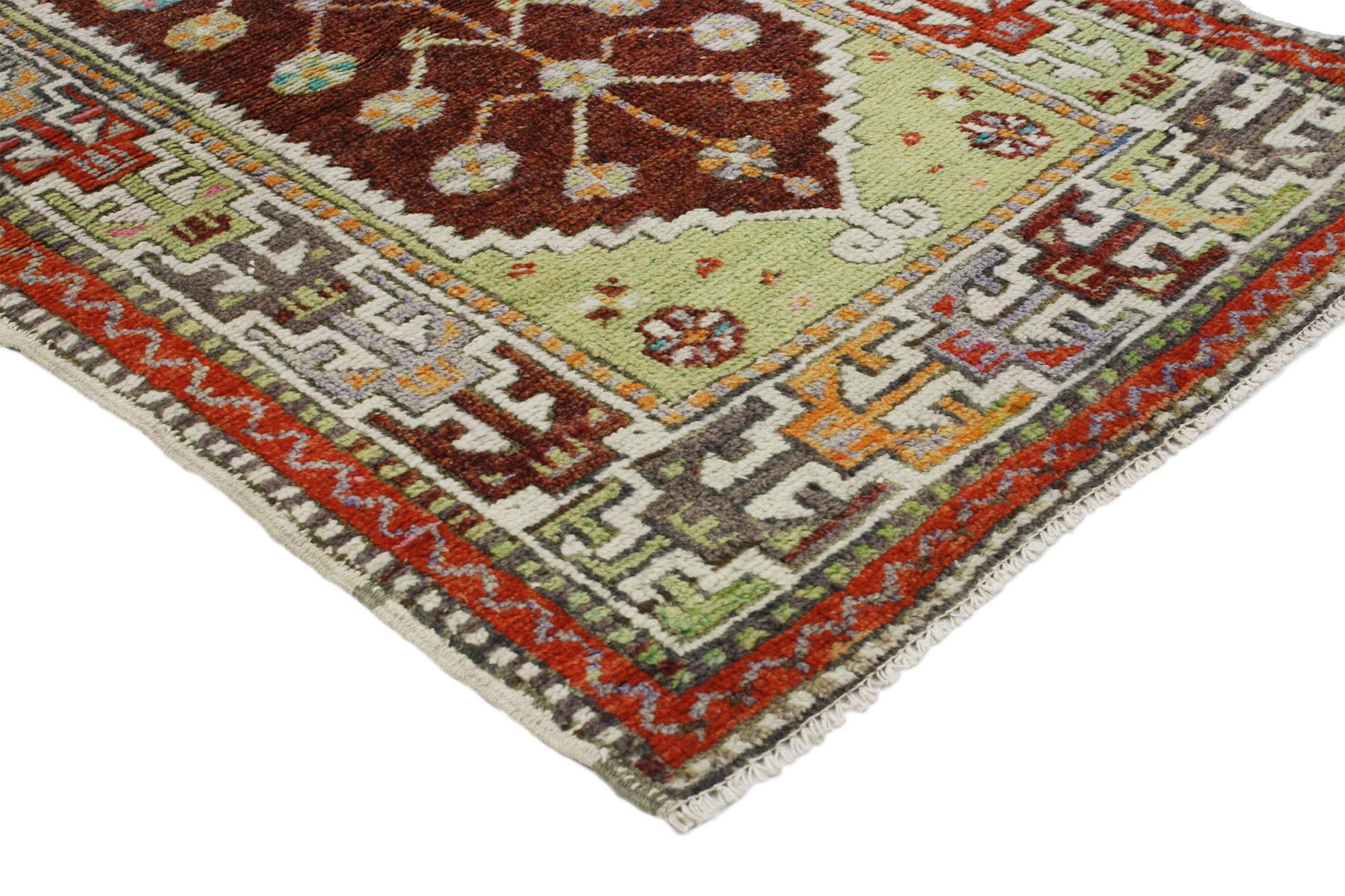 51761 Vintage Turkish Oushak Rug, 02'05 x 04'03.
Dieser farbenfrohe Oushak-Teppich ist eine Mischung aus farbenfrohem Design und skurrilem Boho-Stil. Das auffällige Tribal-Muster und die lebendigen Farben, die in dieses Stück eingewebt sind, sorgen
