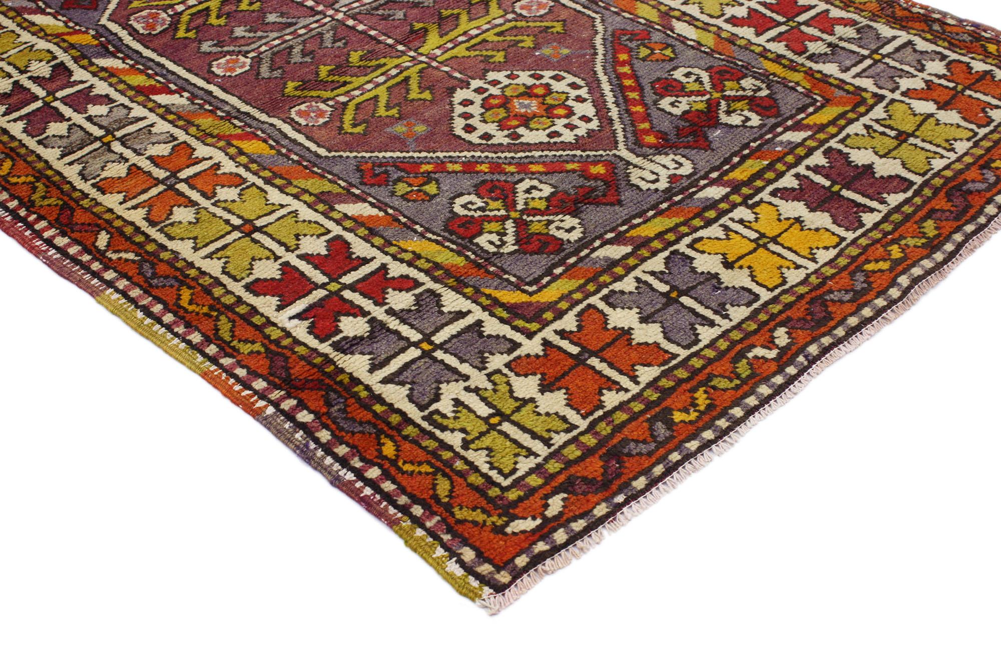 51762 Vintage Turkish Oushak Rug, 03'00 x 04'09.
Dieser farbenfrohe Oushak-Teppich ist eine Mischung aus farbenfrohem Design und skurrilem Boho-Stil. Das auffällige Tribal-Muster und die lebendigen Farben, die in dieses Stück eingewebt sind, sorgen