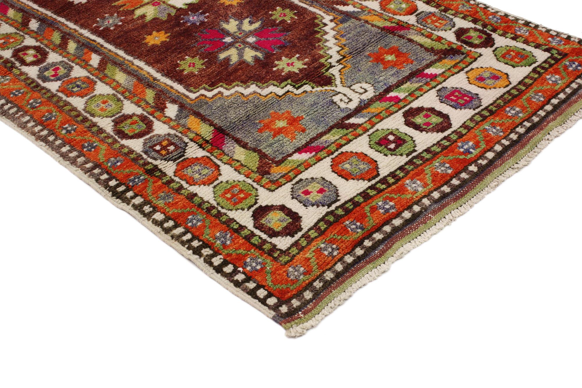 51768 Vintage Turkish Oushak Rug, 02'06 x 04'06.
Dieser farbenfrohe Oushak-Teppich ist eine Mischung aus farbenfrohem Design und skurrilem Boho-Stil. Das auffällige Tribal-Muster und die lebendigen Farben, die in dieses Stück eingewebt sind, sorgen