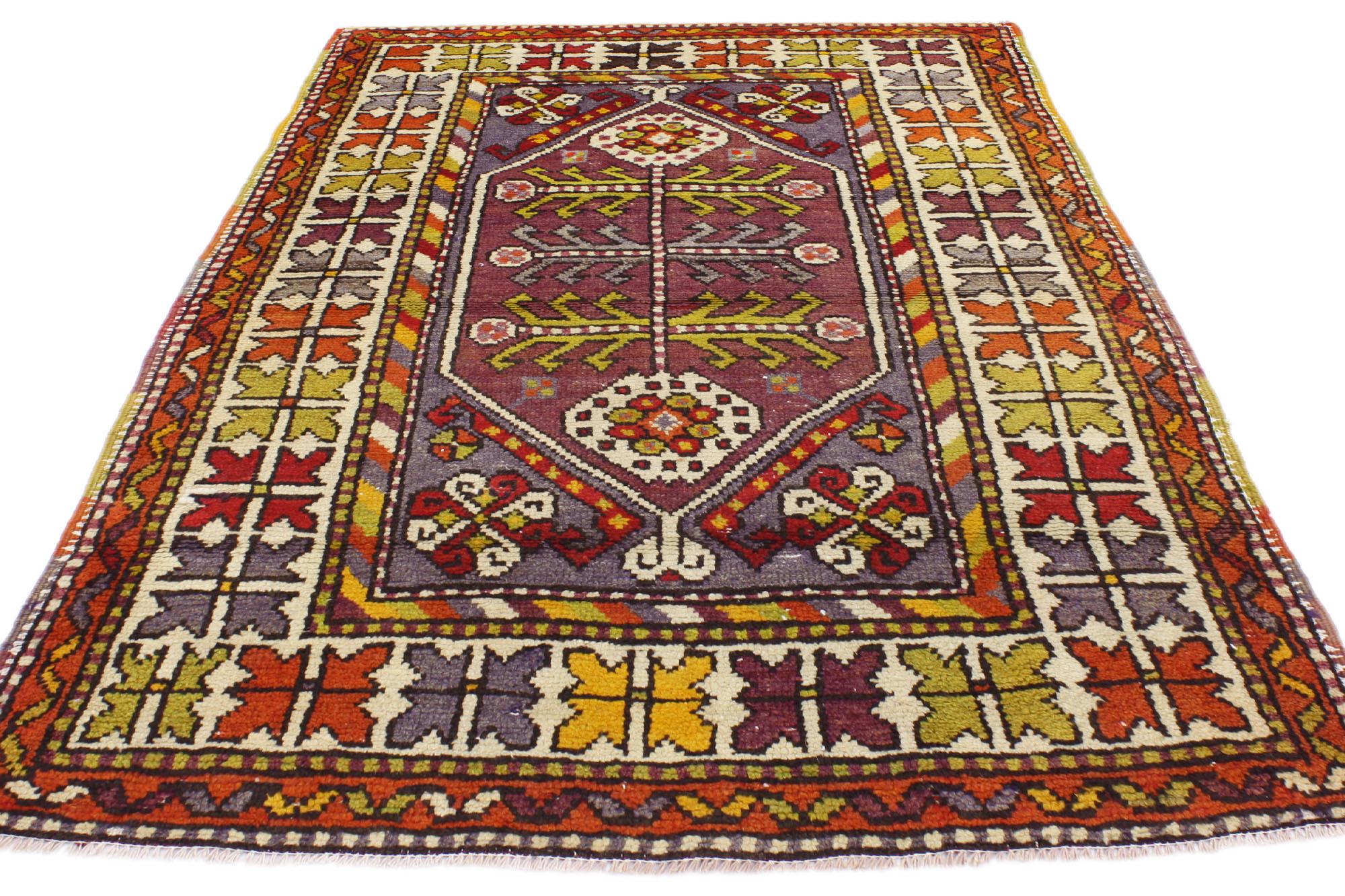 Türkischer Oushak-Teppich im Vintage-Look, bunt kuratiert trifft auf skurrilen Boho (Handgeknüpft) im Angebot