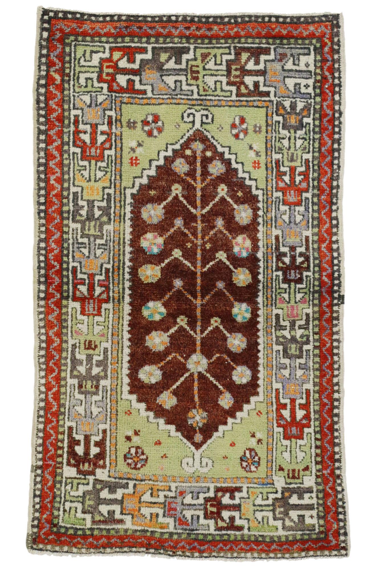 Türkischer Oushak-Teppich im Vintage-Look, bunt kuratiert trifft auf skurrilen Boho (20. Jahrhundert) im Angebot