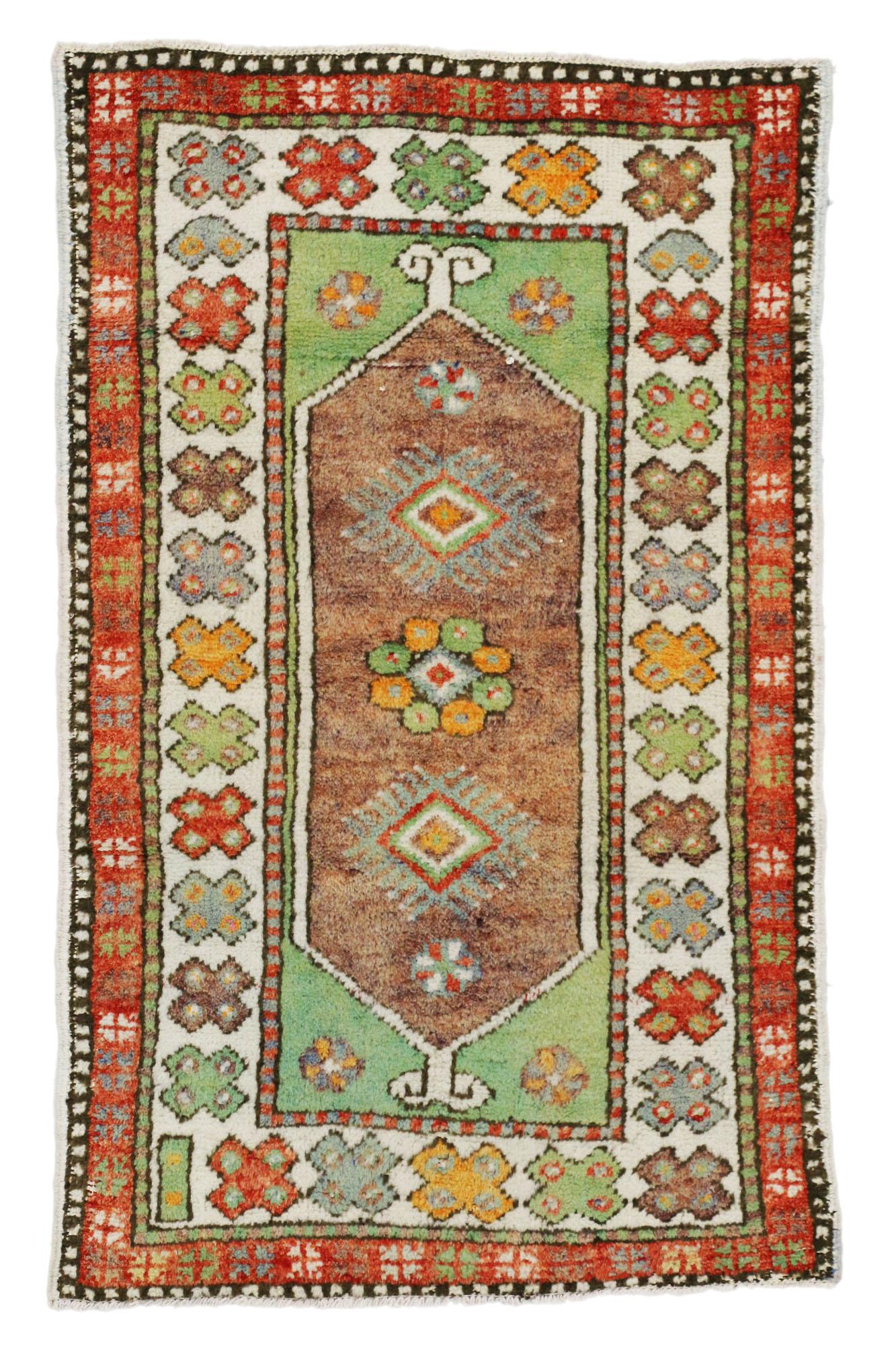 Türkischer Oushak-Teppich im Vintage-Look, bunt kuratiert trifft auf skurrilen Boho (20. Jahrhundert) im Angebot