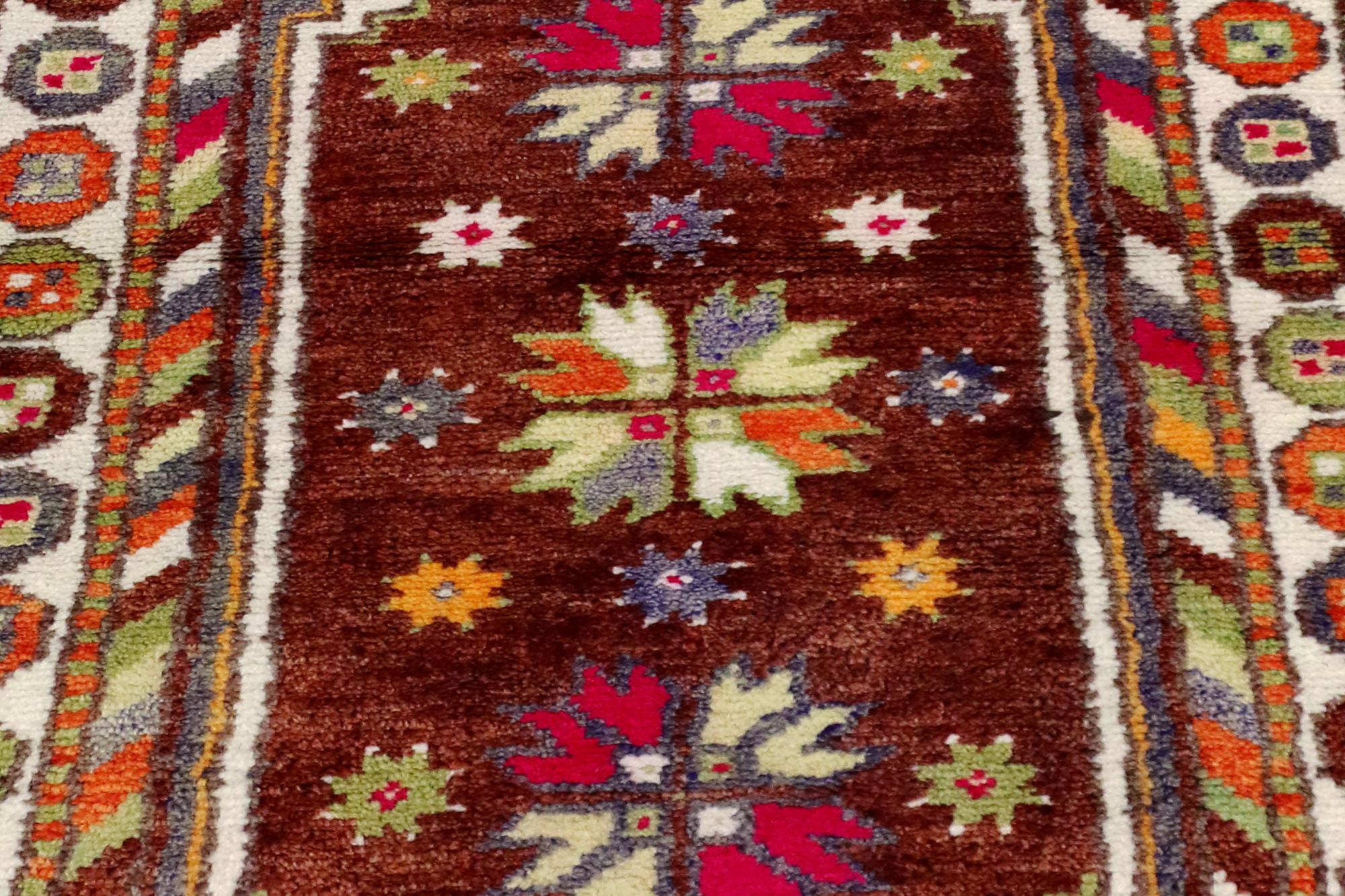 Türkischer Oushak-Teppich im Vintage-Look, bunt kuratiert trifft auf skurrilen Boho (20. Jahrhundert) im Angebot