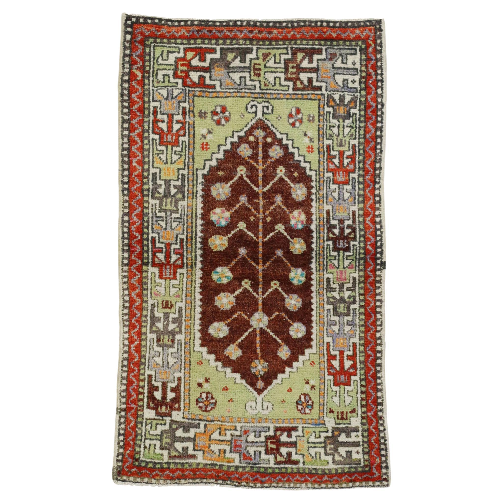 Türkischer Oushak-Teppich im Vintage-Look, bunt kuratiert trifft auf skurrilen Boho