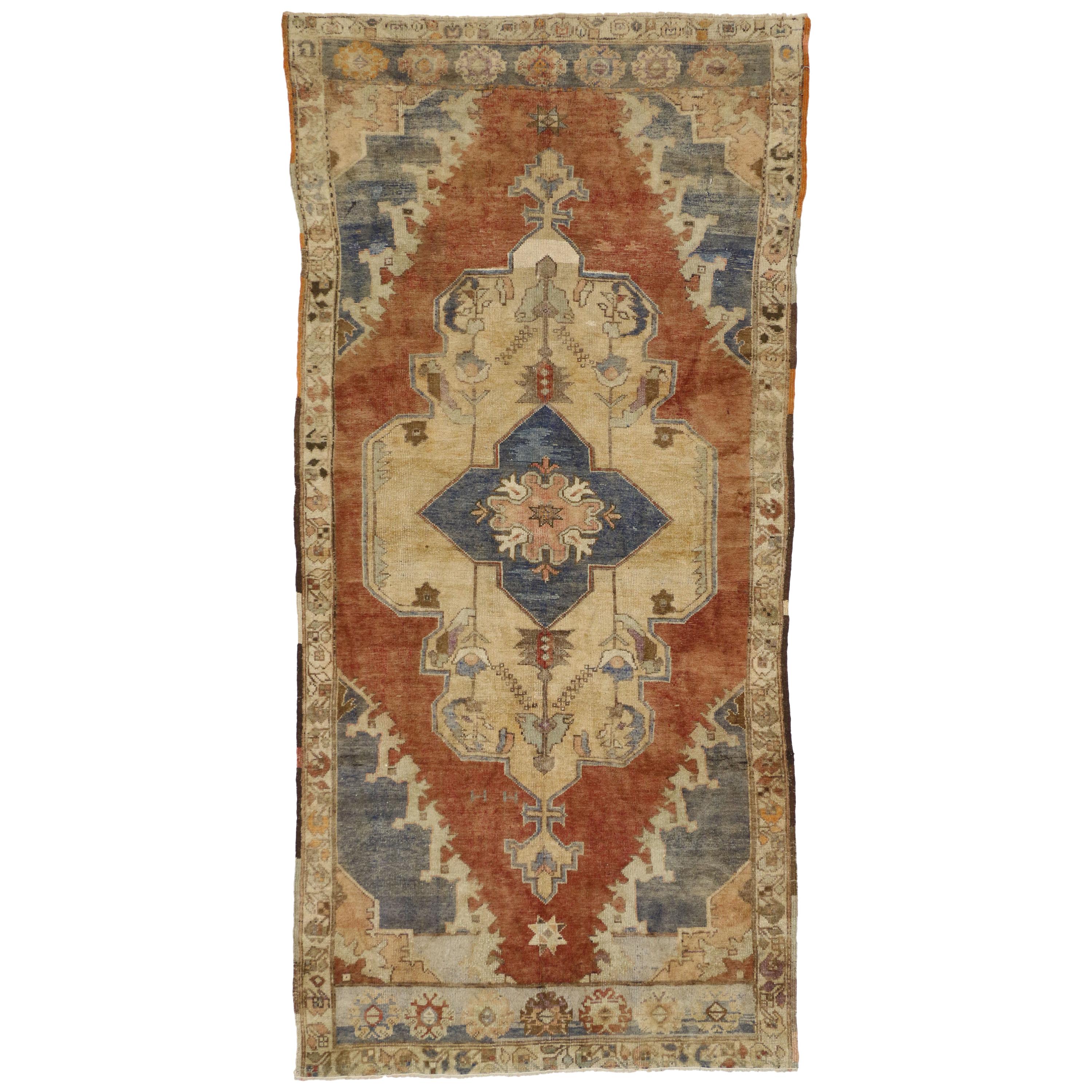 Türkischer Oushak-Teppich im Vintage-Stil, Handwerksstil im französischen Provinzstil im Angebot