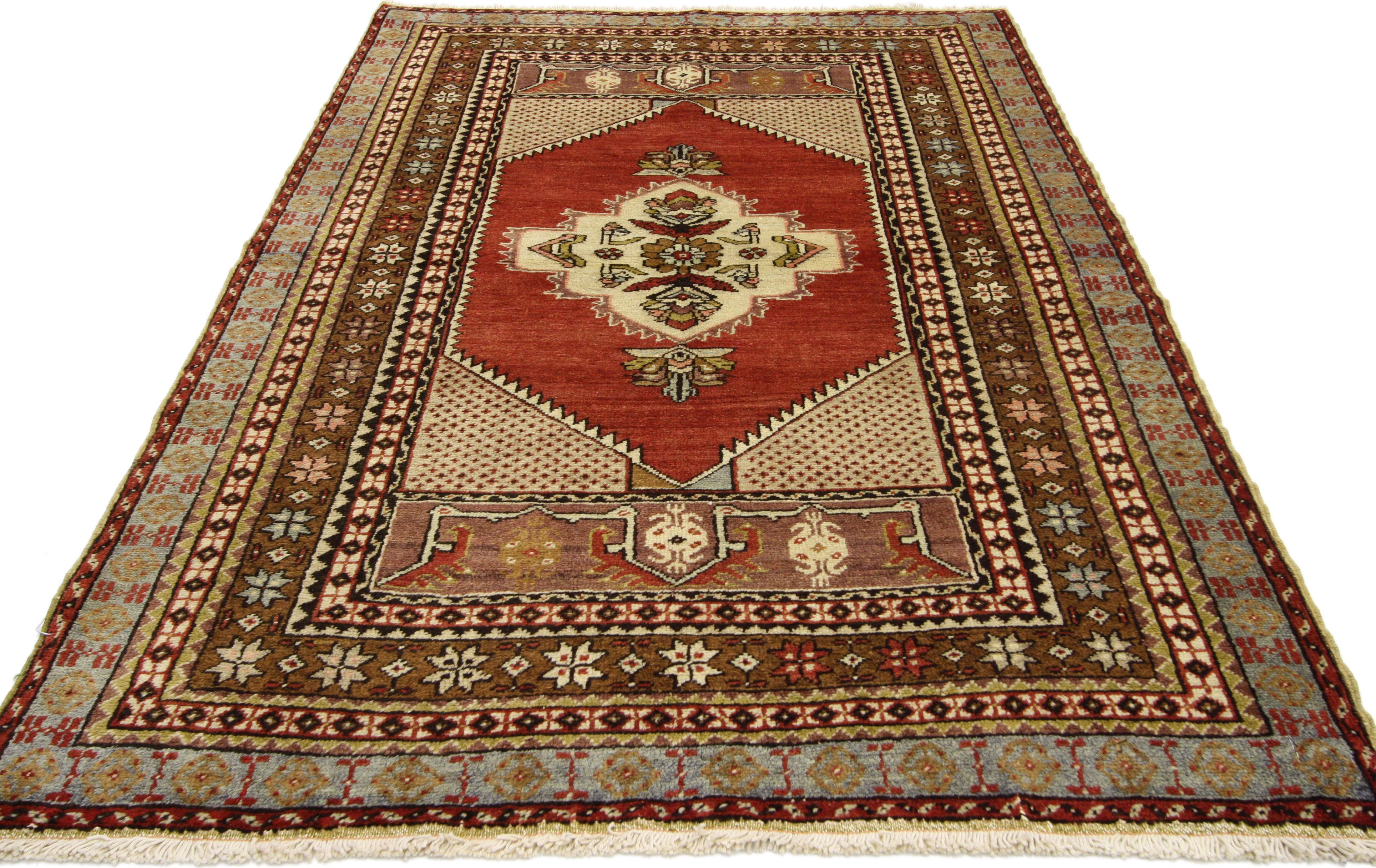 73848 Vieux tapis turc Oushak, tapis d'entrée ou de foyer 03.09 X 05.10. Ce tapis turc Oushak vintage présente un style moderne et traditionnel. Imprégné de l'histoire de l'Anatolie et de couleurs raffinées, ce tapis vintage turc Oushak allie