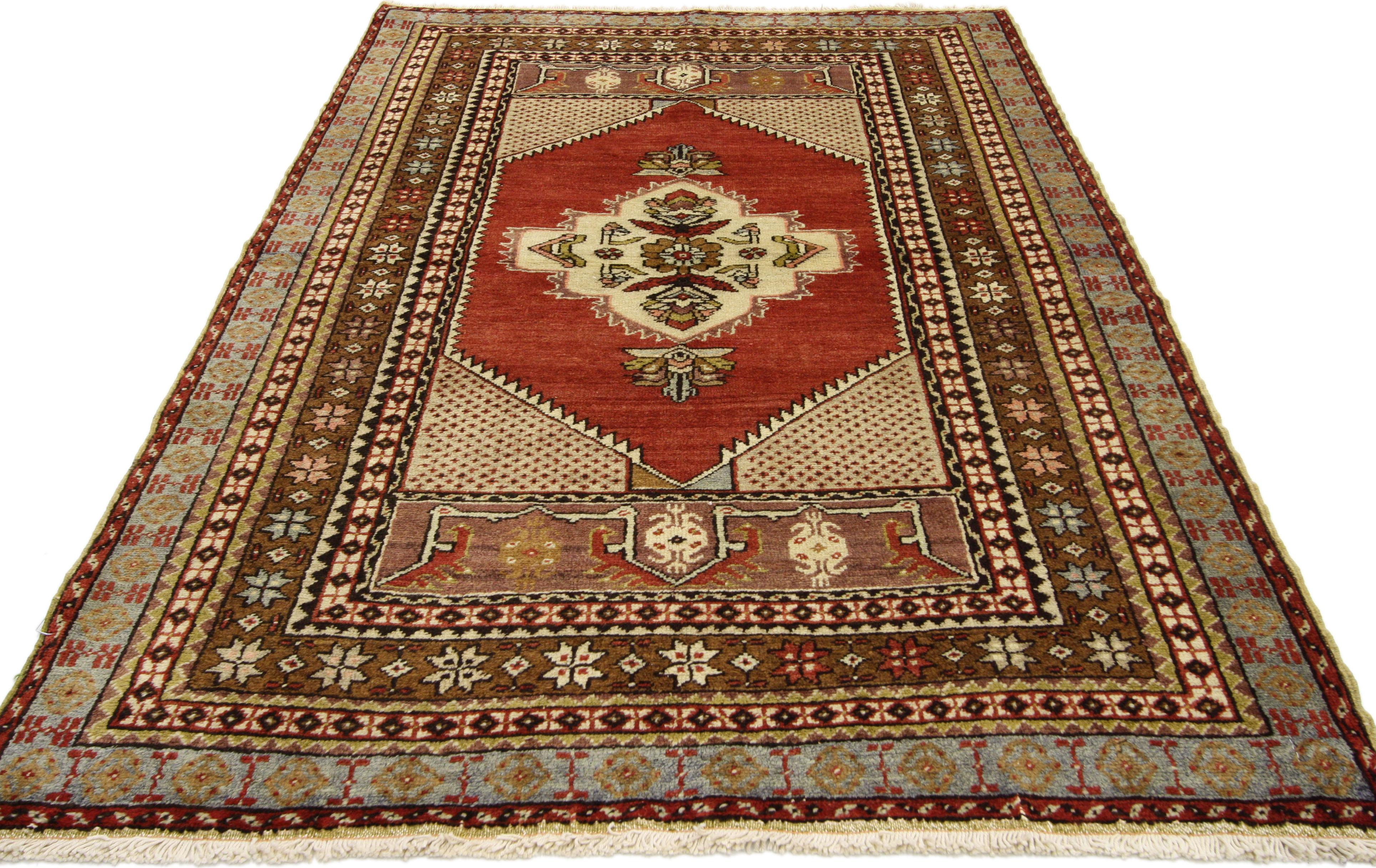 73848 Vintage Türkisch Oushak Teppich, Eingang oder Foyer Teppich 03.09 X 05.10. Dieser alte türkische Oushak-Teppich zeichnet sich durch einen modernen traditionellen Stil aus. Dieser türkische Oushak-Teppich im Vintage-Stil ist von anatolischer