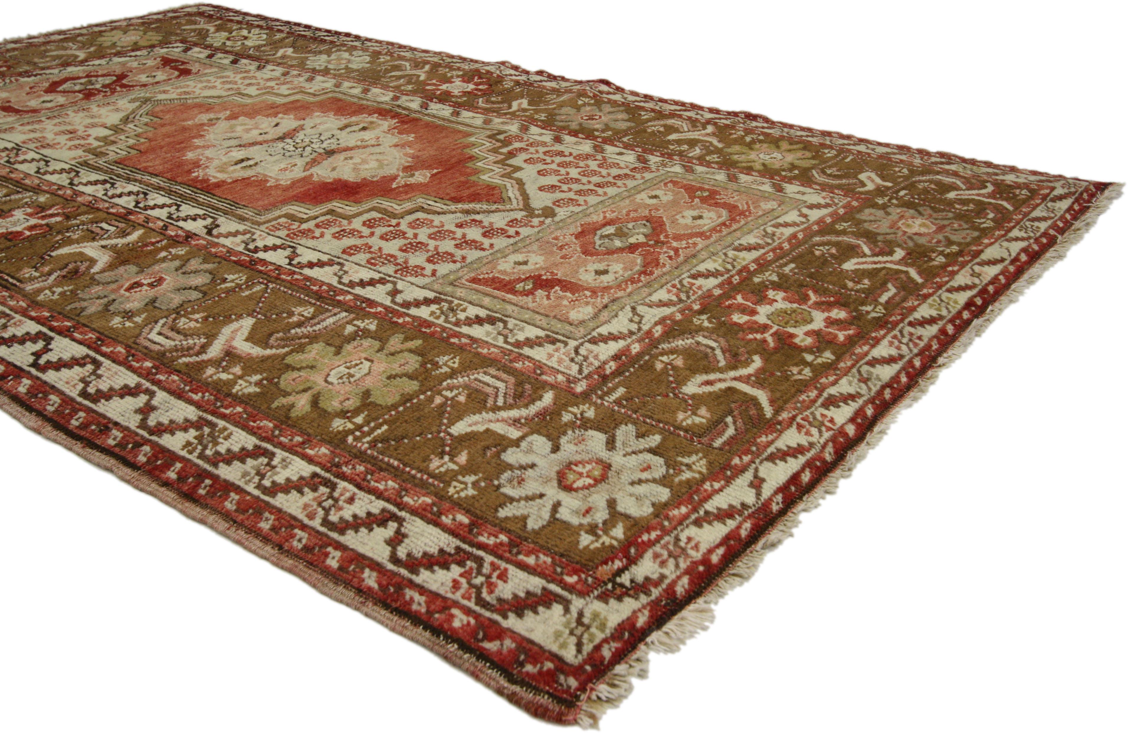 73849, tapis vintage turc Oushak, tapis d'entrée ou de foyer. Ce tapis turc Oushak vintage présente un style moderne et traditionnel. Imprégné de l'histoire de l'Anatolie et de couleurs raffinées, ce tapis vintage turc Oushak allie simplicité et