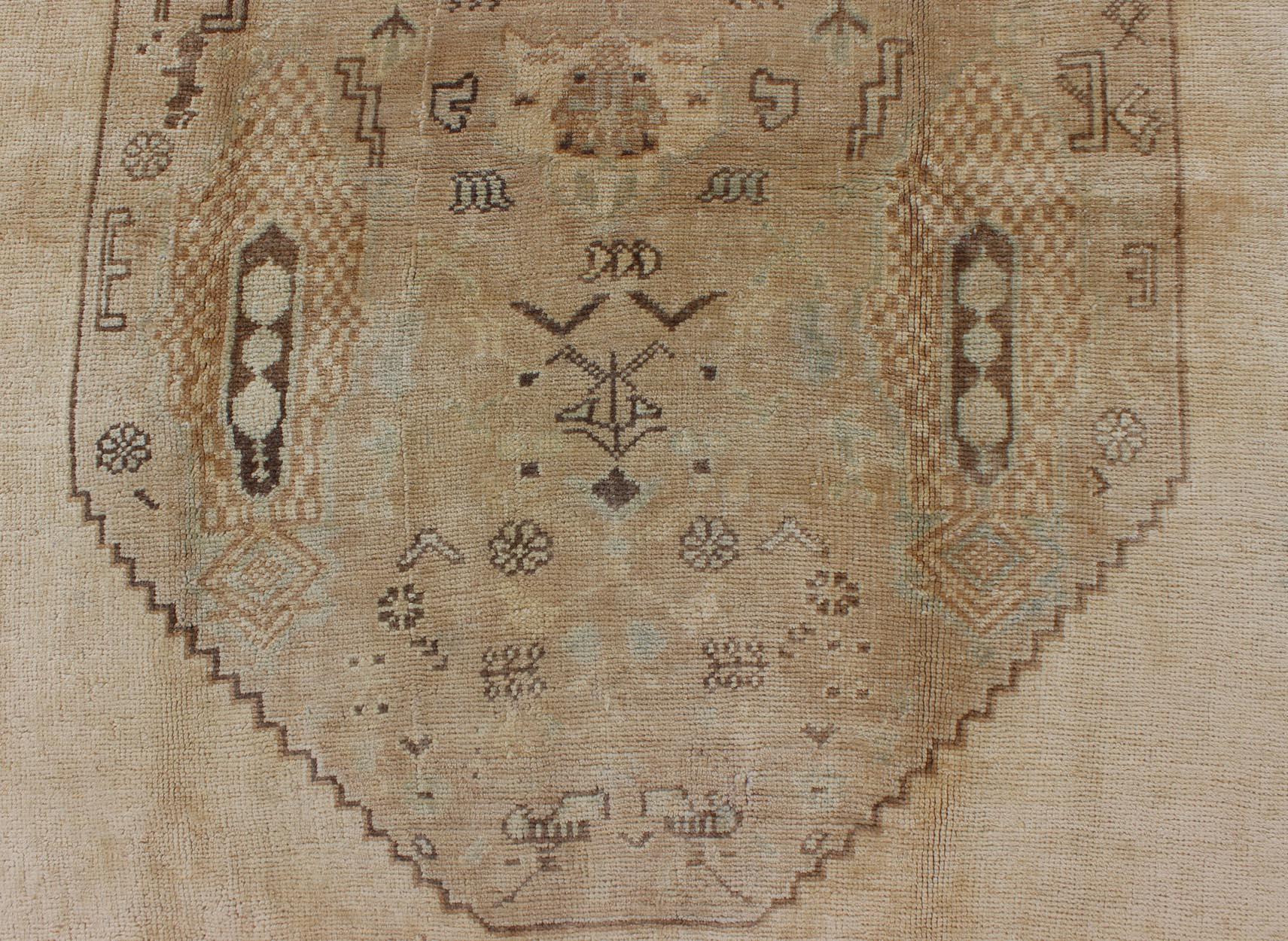 Türkischer Oushak-Teppich im Vintage-Stil mit Stammesfiguren in einer erdigen Farbpalette, Vintage im Angebot 2