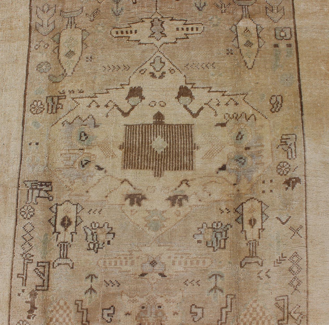 Türkischer Oushak-Teppich im Vintage-Stil mit Stammesfiguren in einer erdigen Farbpalette, Vintage im Angebot 3