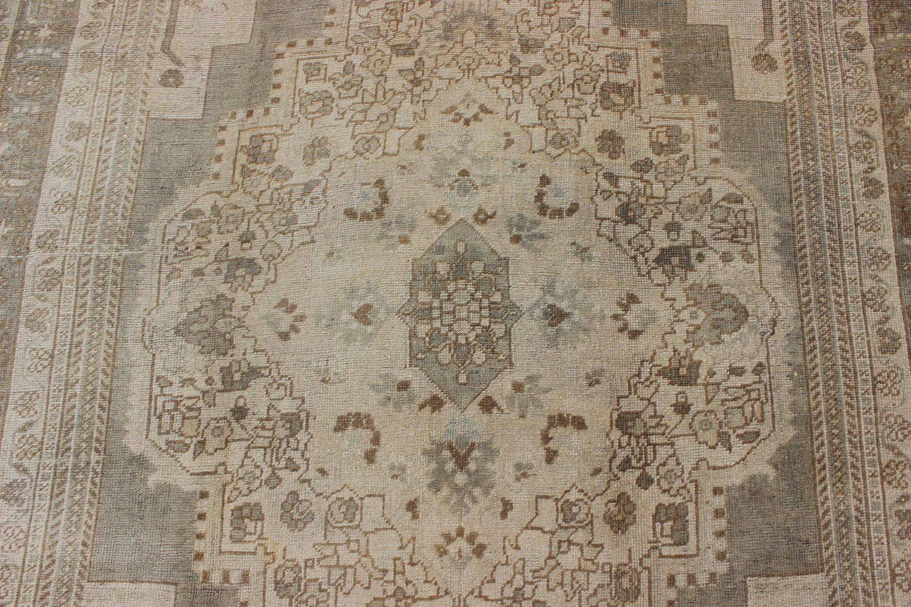 Türkischer Vintage-Oushak-Teppich mit verblasstem Sage, weichem Taupe und Elfenbein im Angebot 2