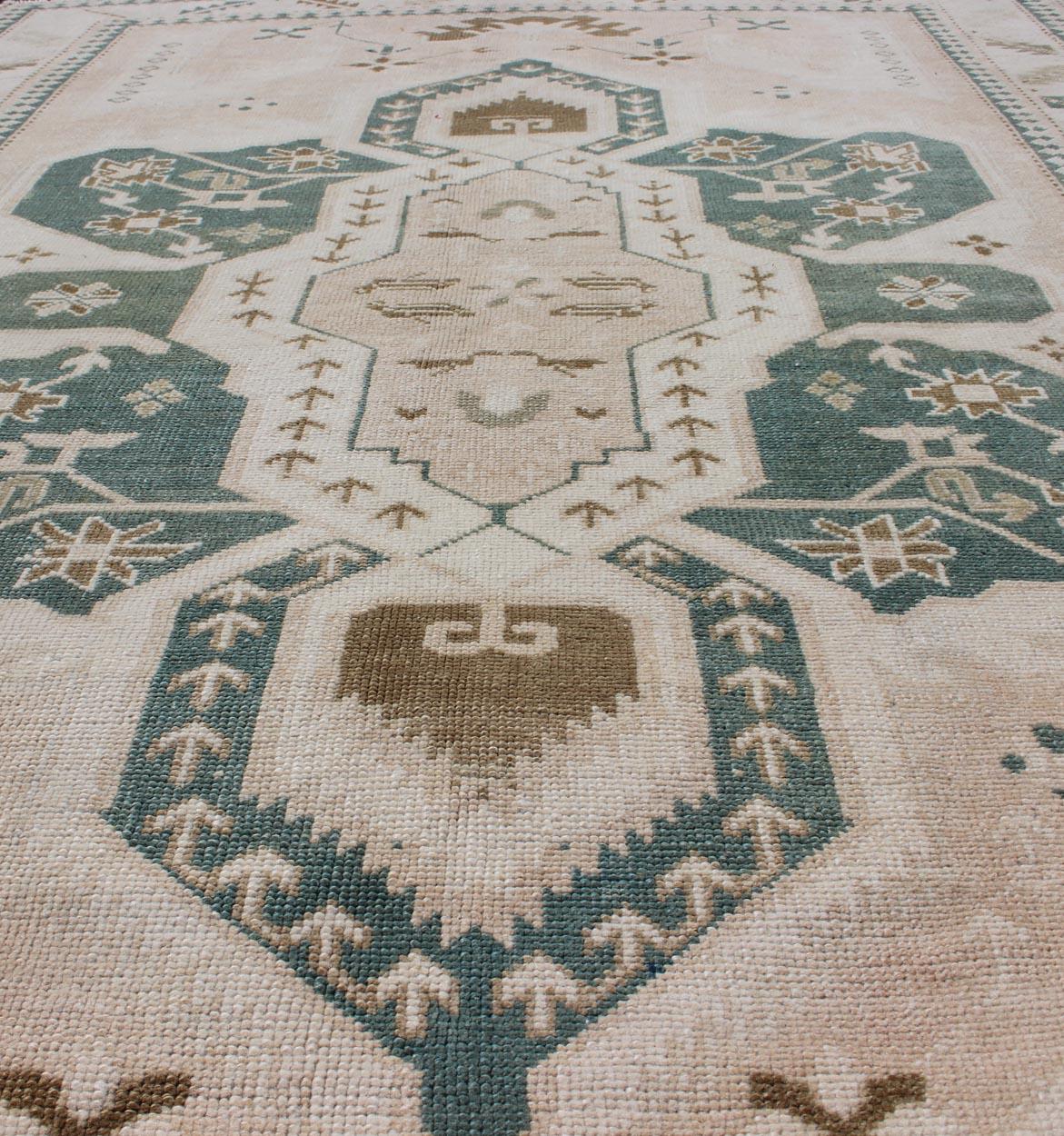 Vintage Turkish Oushak Rug Feat featuring Soft Ivory Field with Green 4'9 x 7'2 en vente 3