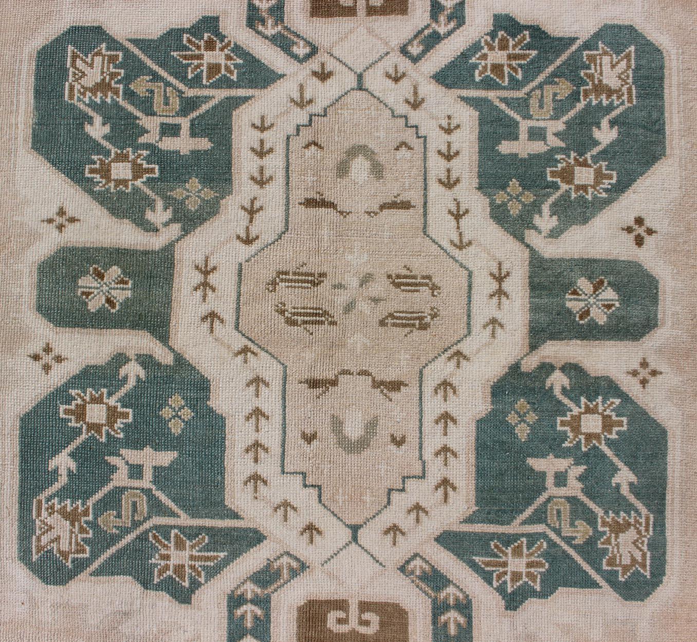 Vintage Turkish Oushak Rug Feat featuring Soft Ivory Field with Green 4'9 x 7'2 en vente 4
