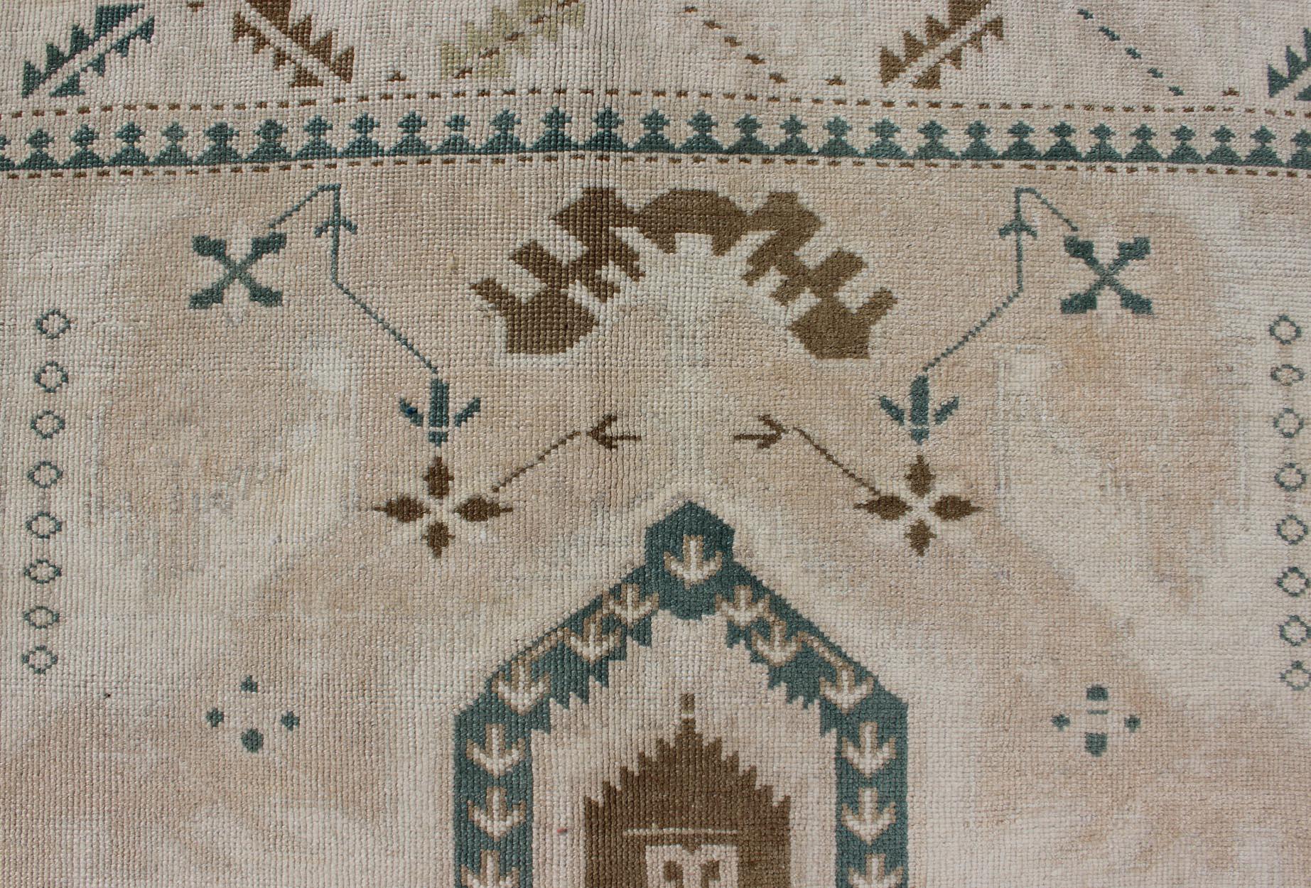 Vintage Turkish Oushak Rug Feat featuring Soft Ivory Field with Green 4'9 x 7'2 en vente 5