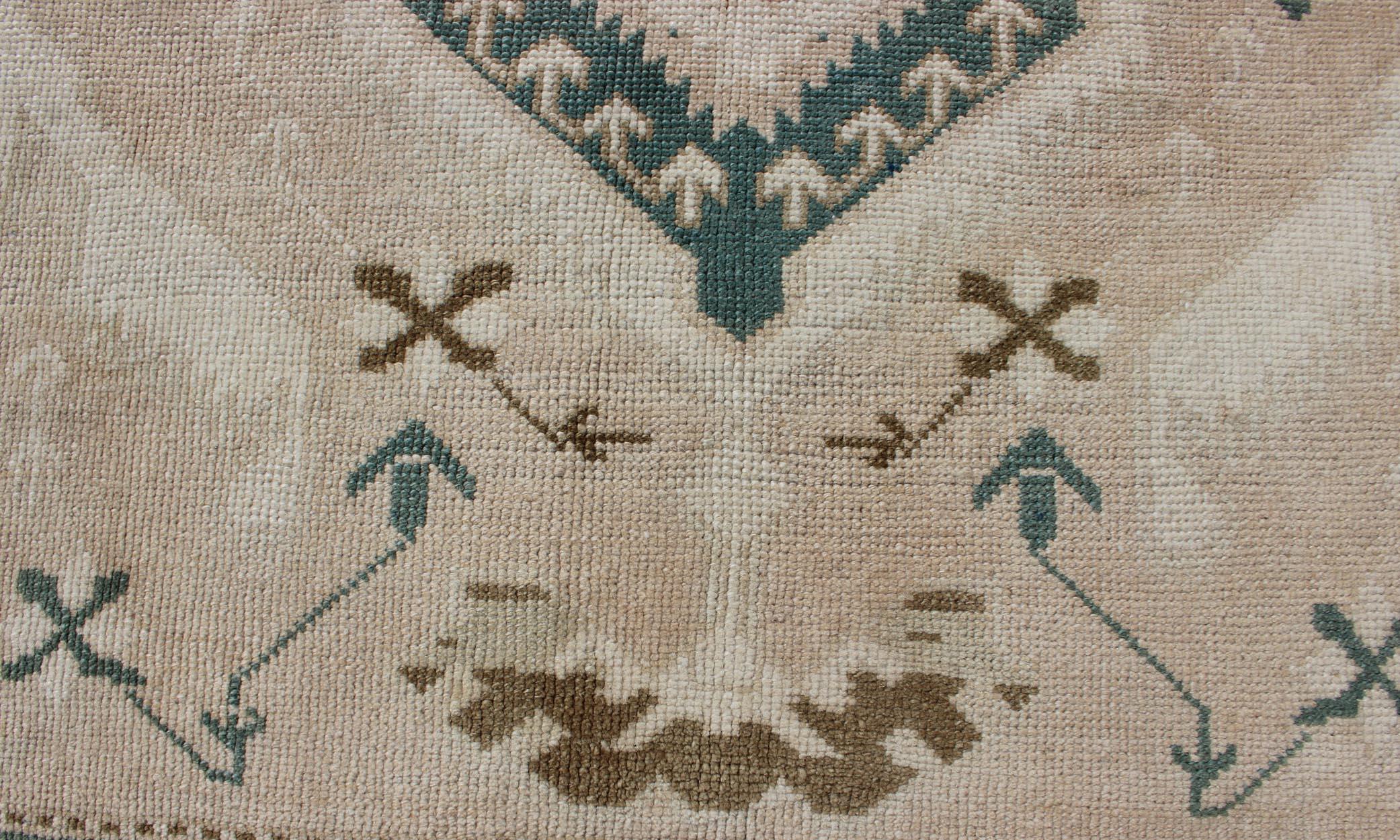 Mesures : 4'9 x 7'2 
Vintage Turc Oushak Rug Featuring Soft Ivory Field with Green 4'9 x 7'2. Keivan Woven Arts / Tapis /TU-MTU-4842, pays d'origine / type : Turquie / Oushak, circa 1940.

Ce tapis Oushak turc vintage présente une belle symétrie de