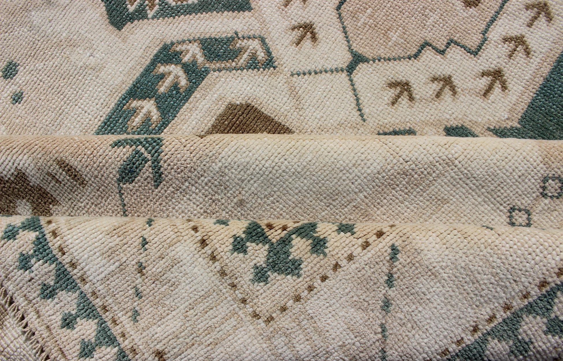 Turc Vintage Turkish Oushak Rug Feat featuring Soft Ivory Field with Green 4'9 x 7'2 en vente