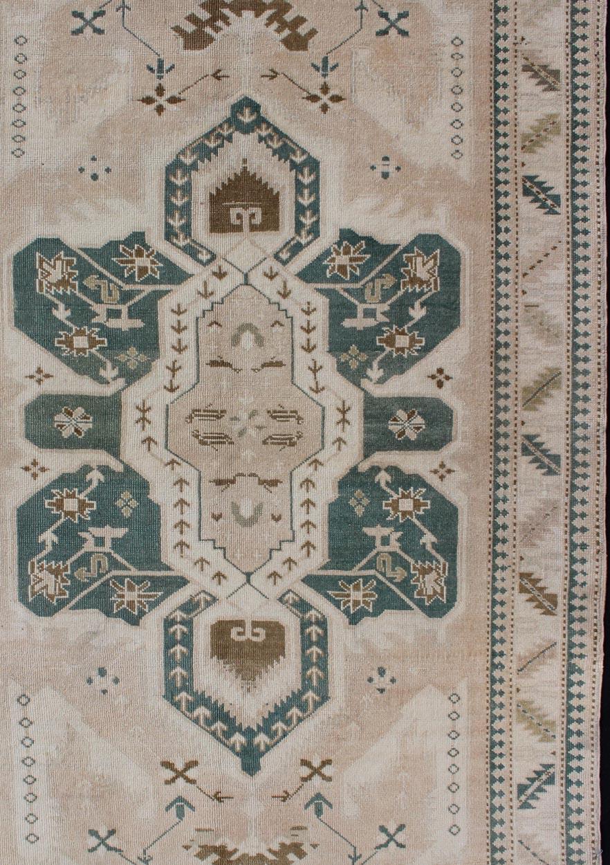 Noué à la main Vintage Turkish Oushak Rug Feat featuring Soft Ivory Field with Green 4'9 x 7'2 en vente