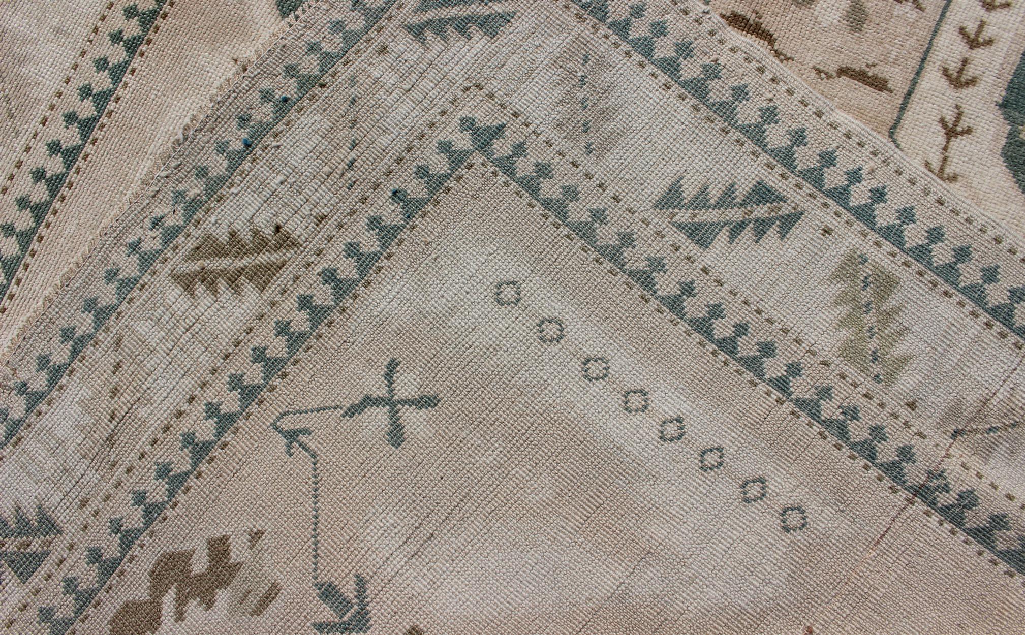 Vintage Turkish Oushak Rug Feat featuring Soft Ivory Field with Green 4'9 x 7'2 Bon état - En vente à Atlanta, GA