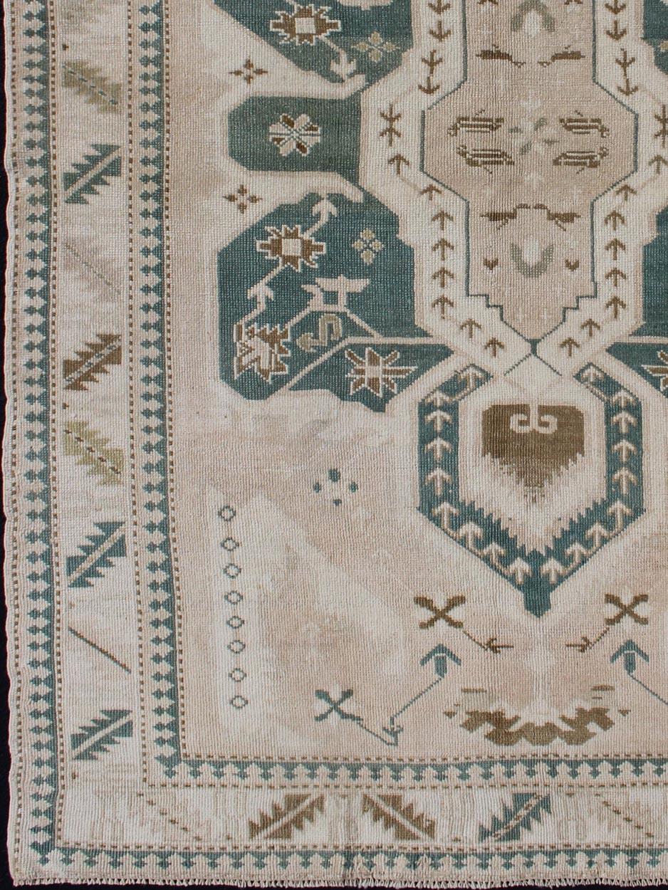 20ième siècle Vintage Turkish Oushak Rug Feat featuring Soft Ivory Field with Green 4'9 x 7'2 en vente