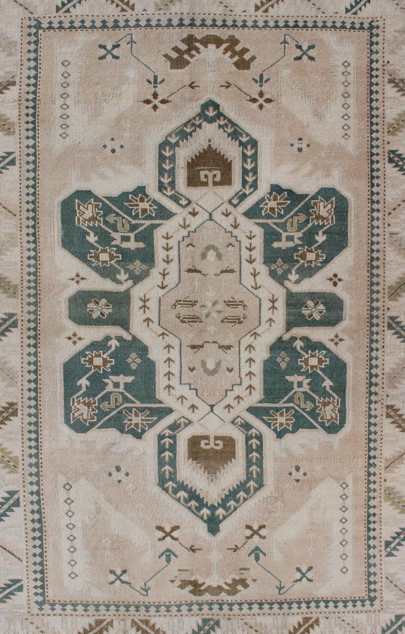 Laine Vintage Turkish Oushak Rug Feat featuring Soft Ivory Field with Green 4'9 x 7'2 en vente