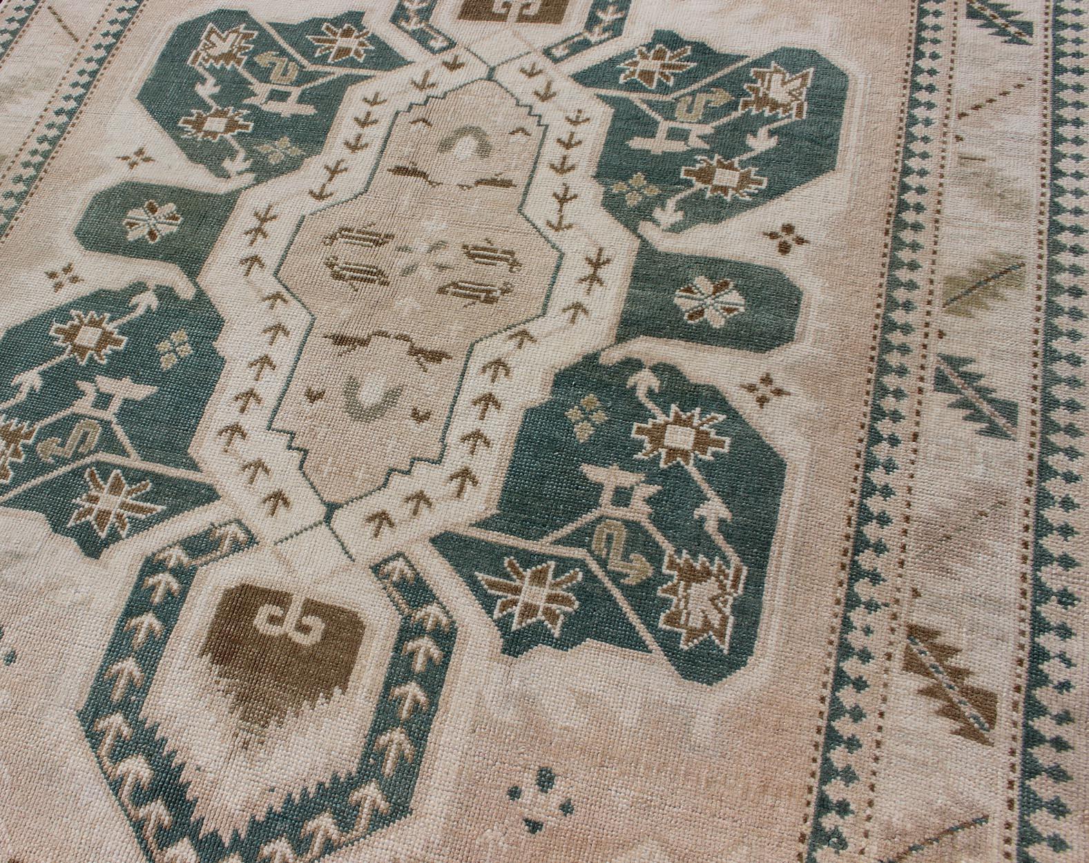Vintage Turkish Oushak Rug Feat featuring Soft Ivory Field with Green 4'9 x 7'2 en vente 1