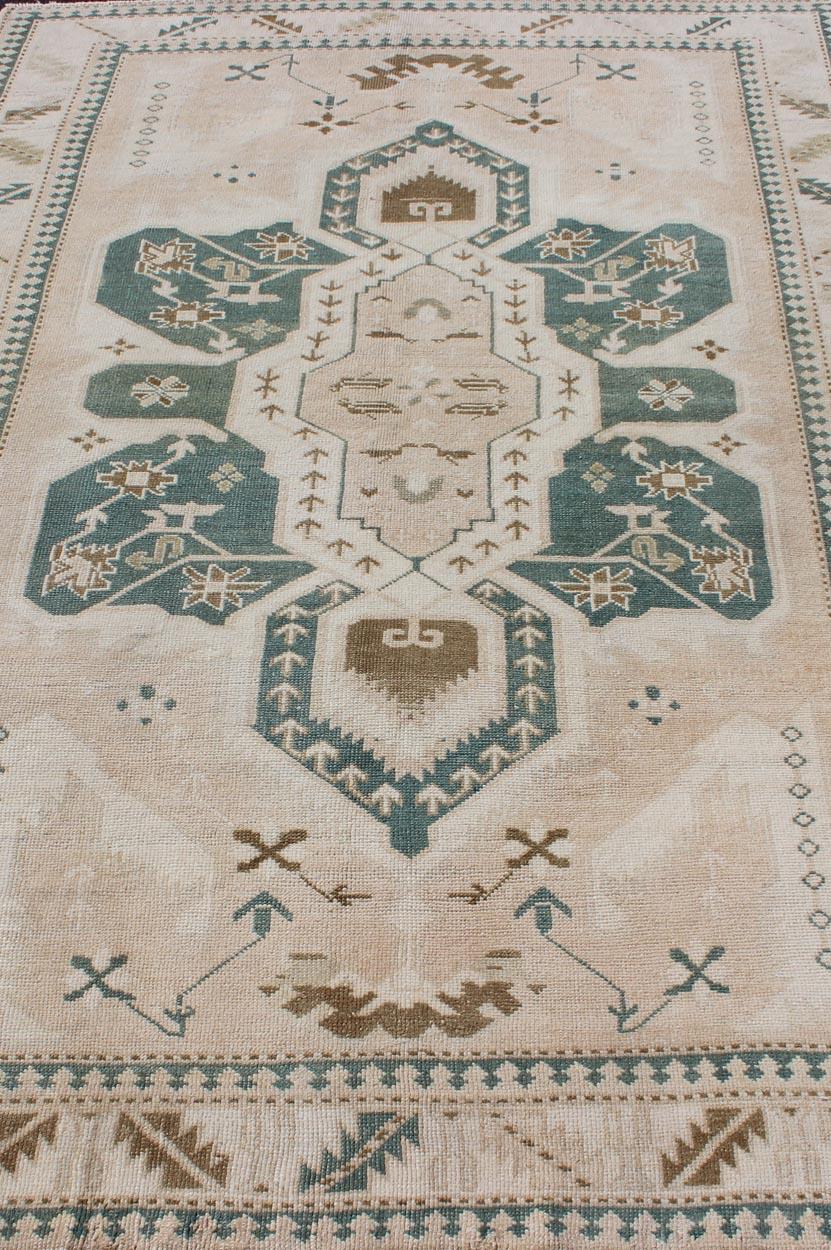 Vintage Turkish Oushak Rug Feat featuring Soft Ivory Field with Green 4'9 x 7'2 en vente 2