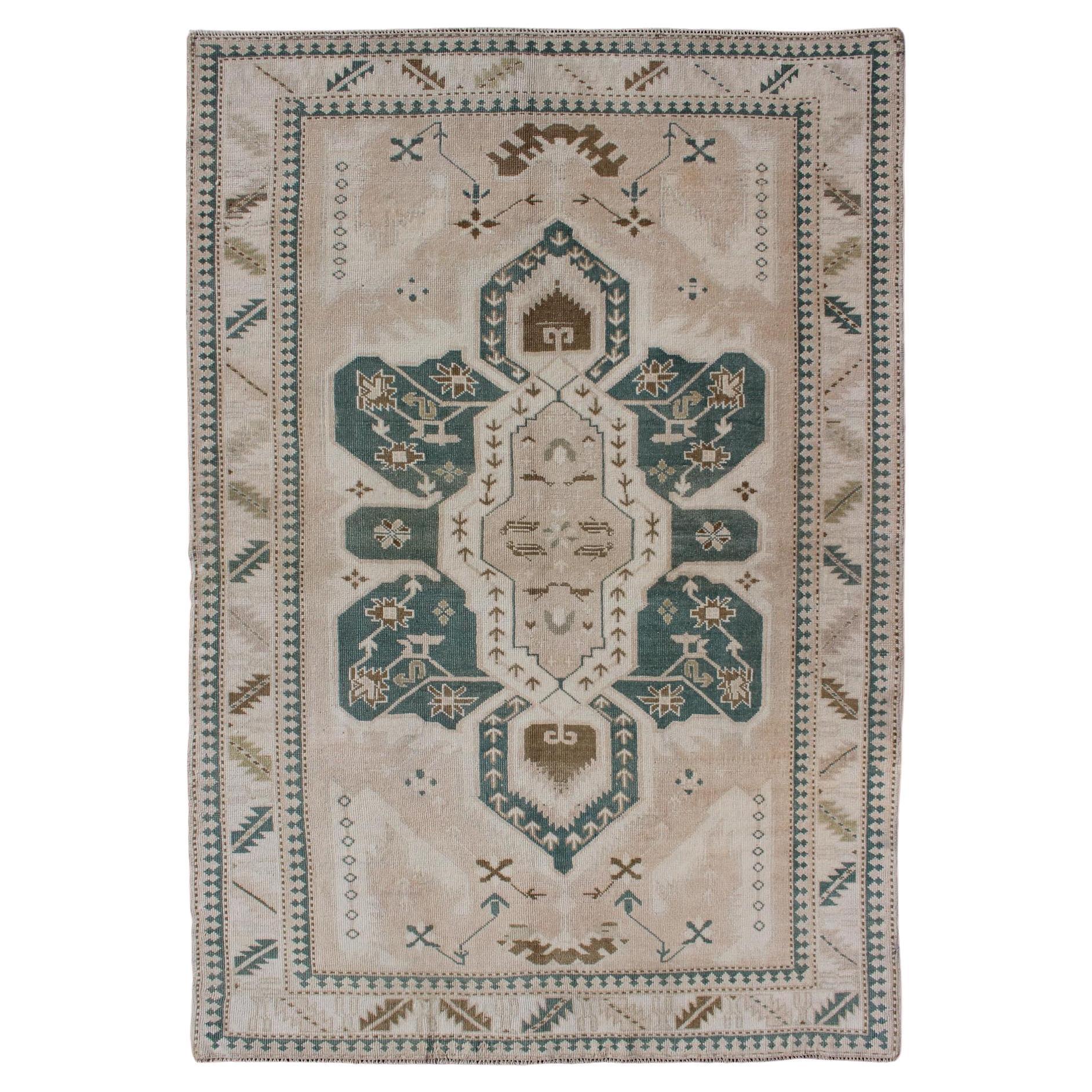 Vintage Turkish Oushak Rug Feat featuring Soft Ivory Field with Green 4'9 x 7'2 en vente