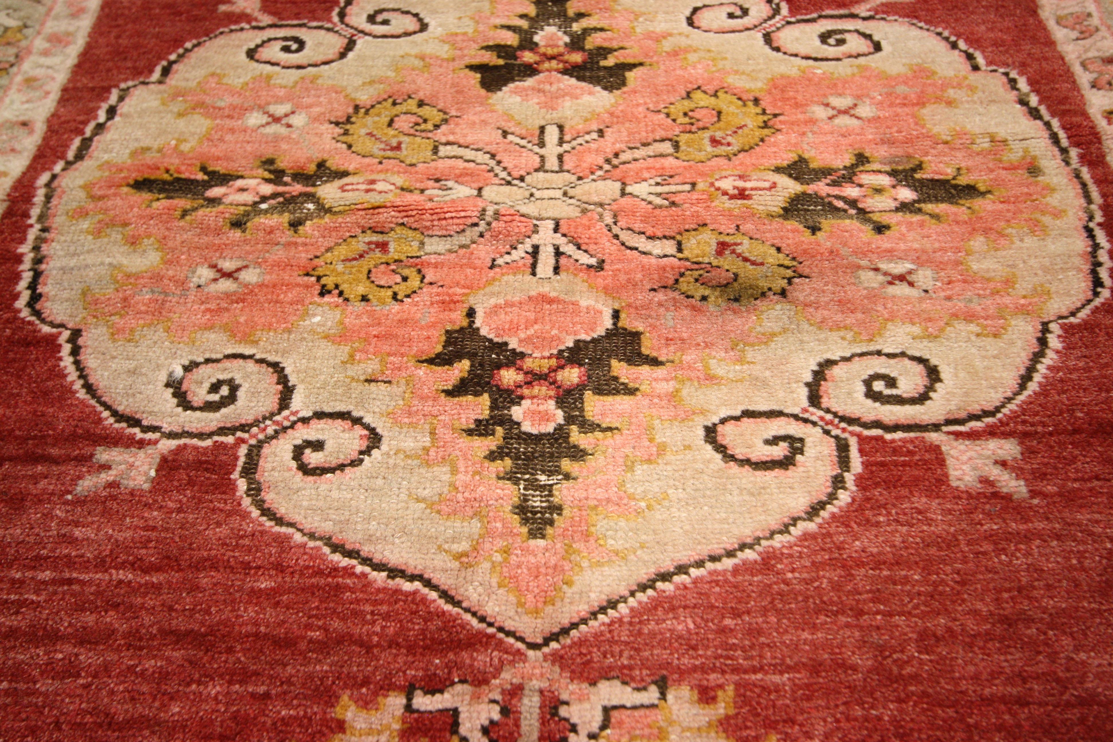 52317, vintage Turkish Oushak rug for kitchen, bath, foyer or entryway or prayer rug. This hand-knotted wool vintage Turkish Oushak rug features a modern traditional style. Immersed in Anatolian history and refined colors, this vintage Oushak rug