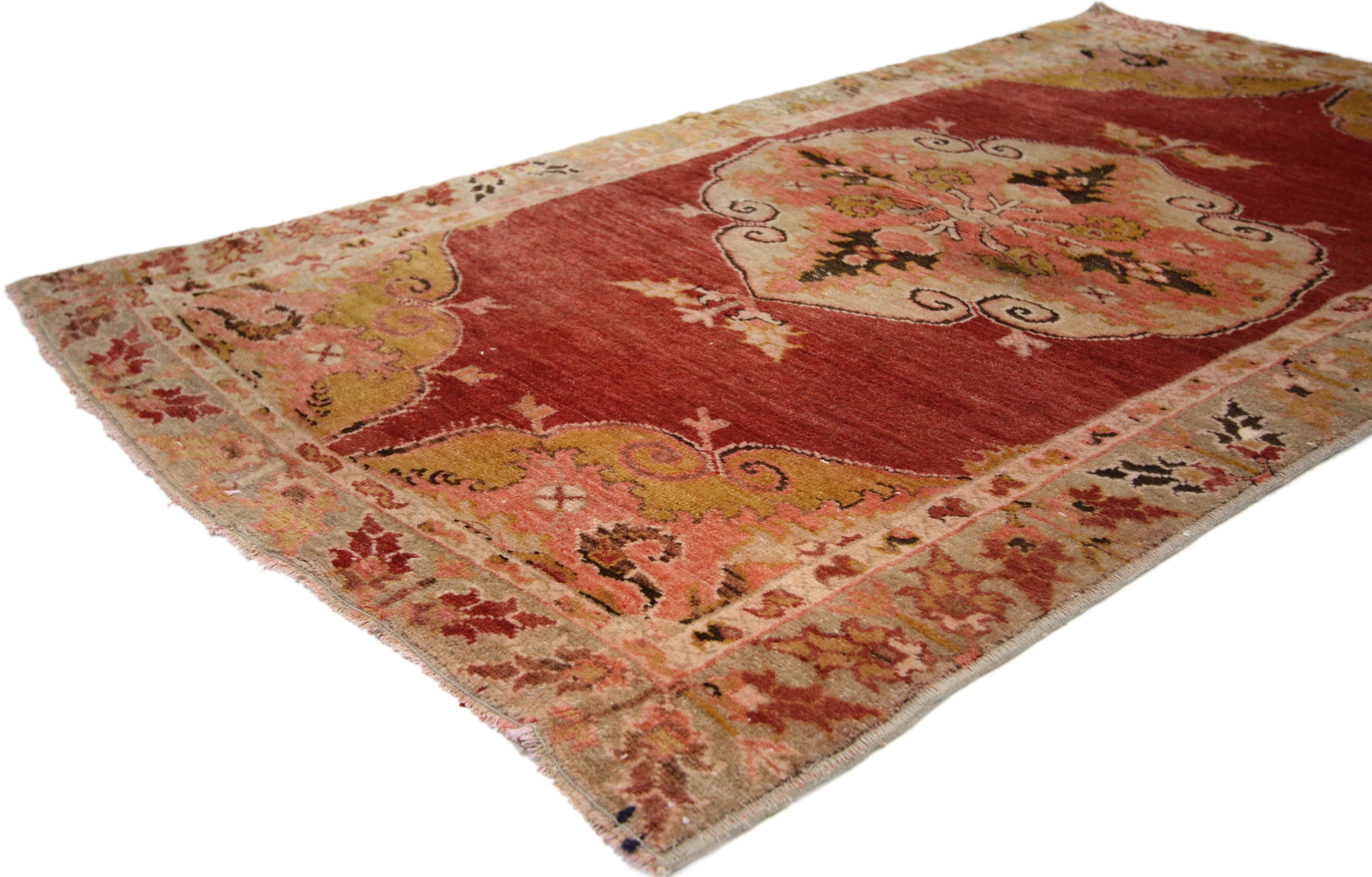 Noué à la main Tapis turc vintage d'Oushak pour la cuisine, la salle de bains, le foyer ou l'entrée en vente