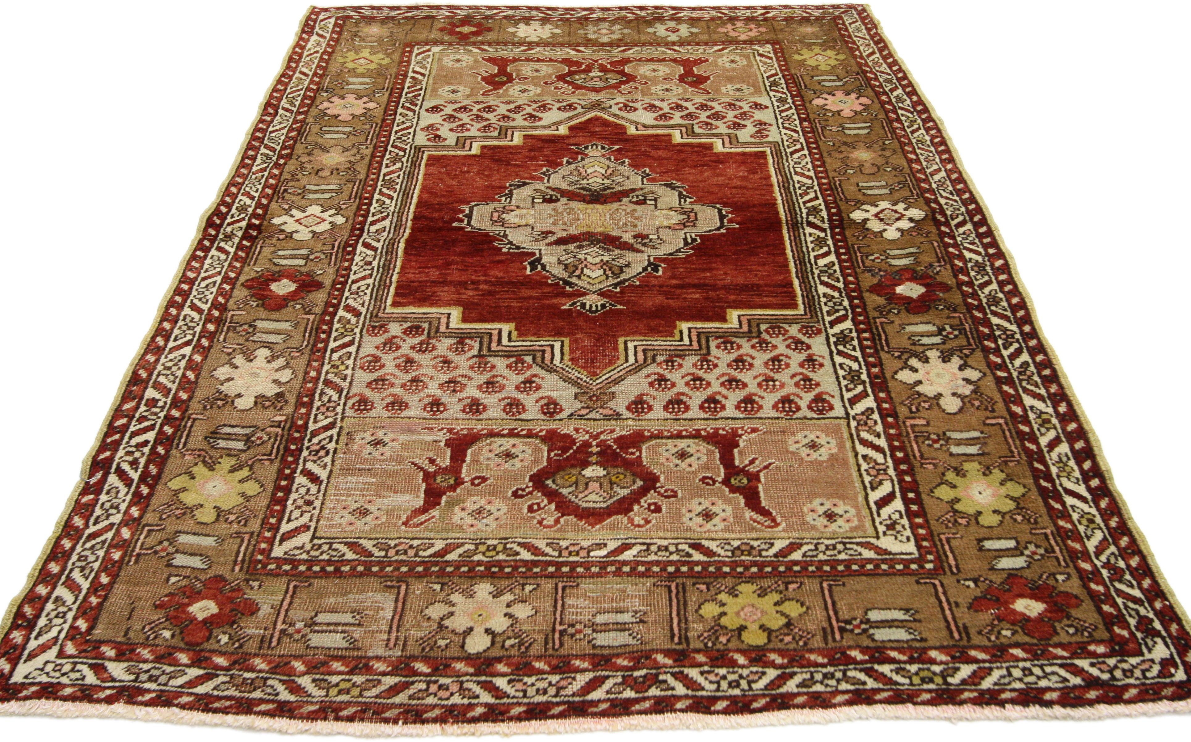 50142 Tapis d'appoint turc vintage Oushak de style traditionnel. Chaleureux et accueillant, ce tapis turc Oushak vintage en laine noué à la main présente un style traditionnel moderne. Imprégné de l'histoire de l'Anatolie et de couleurs raffinées,