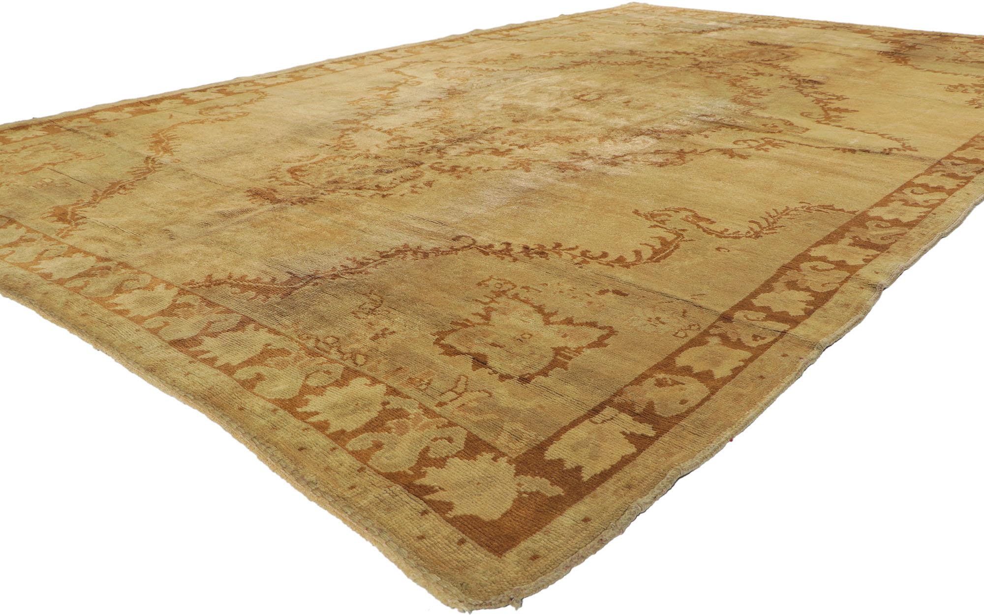 50448, alter türkischer Oushak-Teppich im warmen russischen Dachas Luxe Home-Stil. Dieser handgeknüpfte türkische Oushak-Teppich aus Wolle zeichnet sich durch ein Medaillon in der Mitte aus, das mit Akanthusblättern und einem Girlandenkranz verziert