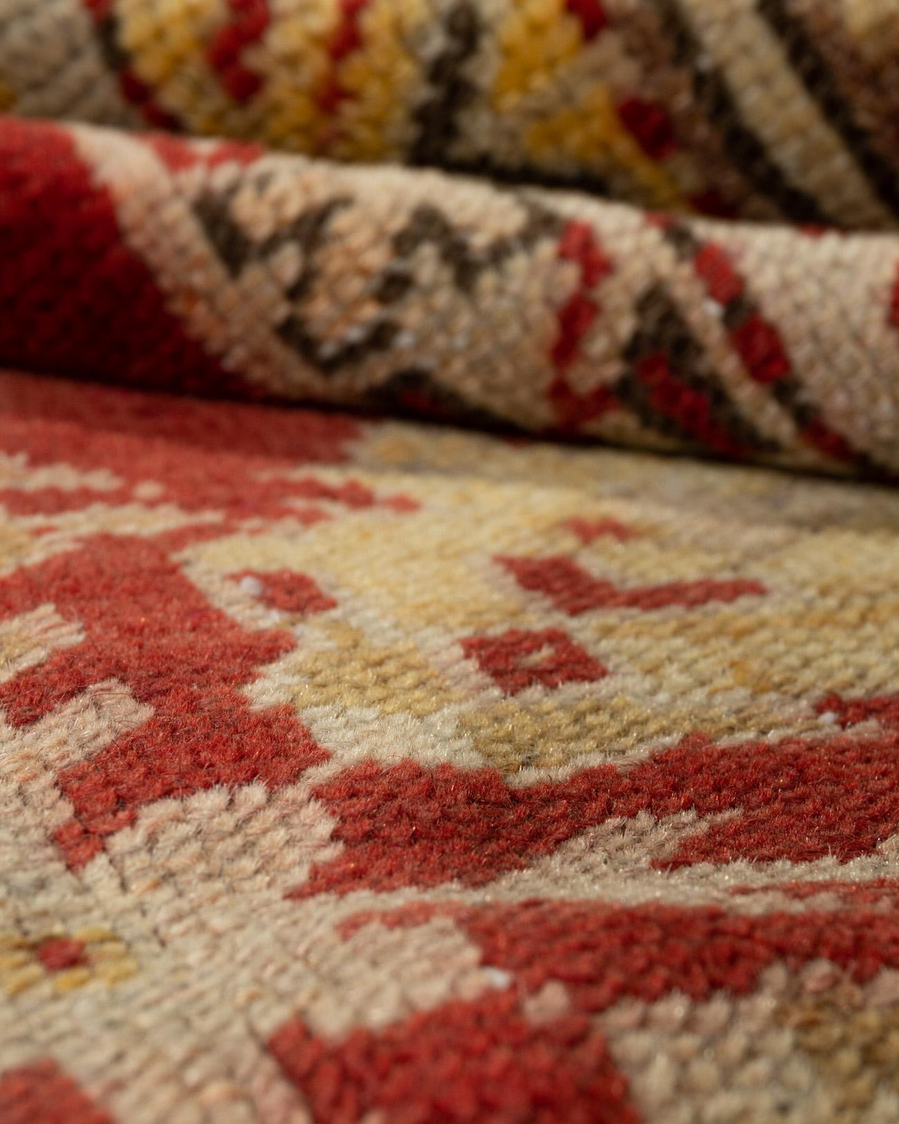 Vieux tapis turc Oushak de 3'5 x 5'8. Ce tapis a un Abrash qui est un changement naturel de couleur qui se produit lorsque différents colorants sont utilisés dans un lot de laine et qui donne un caractère unique et une beauté supplémentaire au