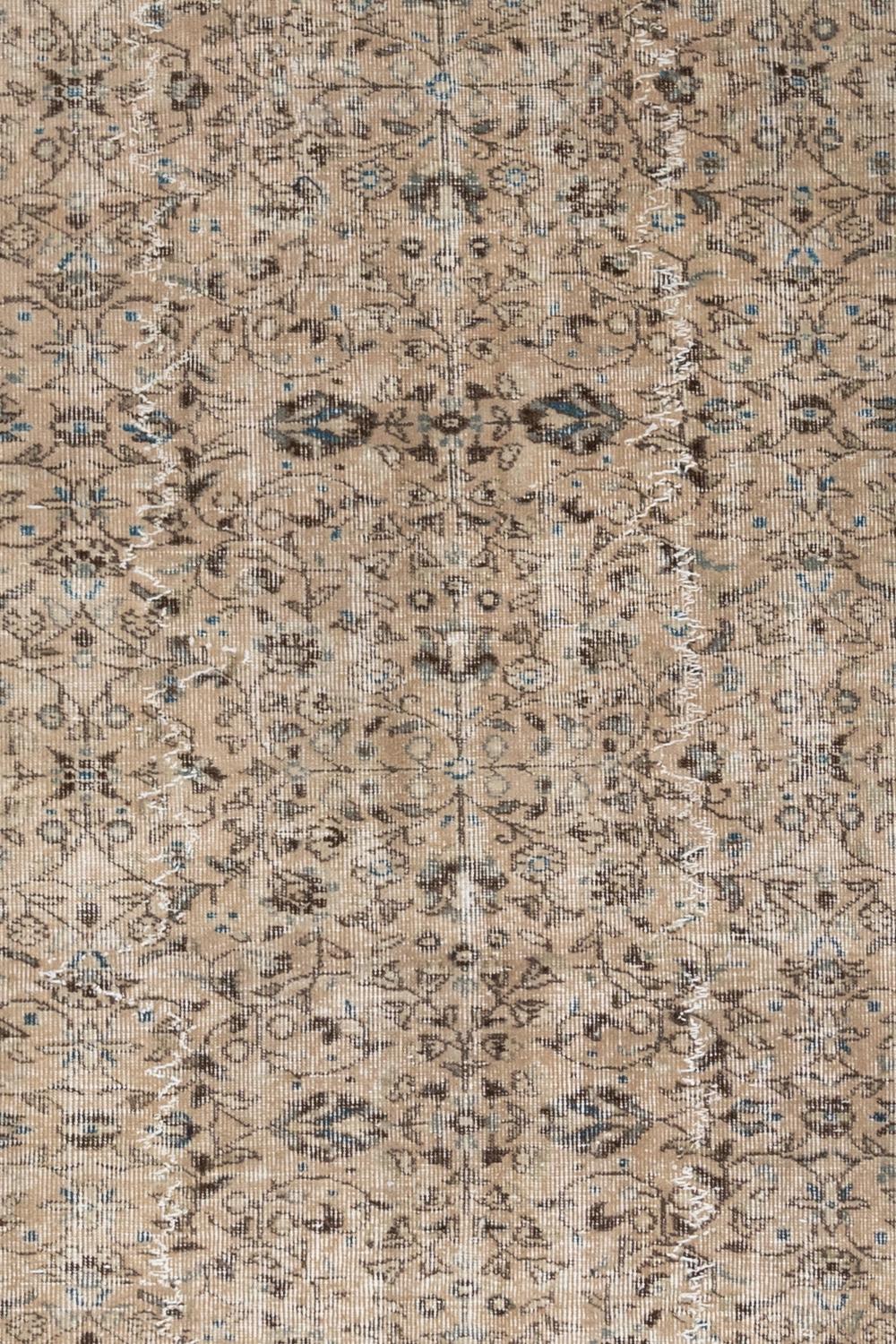 Alter: ca. 1940

Stapel: niedrig

Abnutzungshinweise: 7

Material: Wolle auf Baumwolle

Vintage-Teppiche werden im Laufe von Monaten, manchmal Jahren, von Hand gefertigt. Ihre Unvollkommenheiten und Abnutzungserscheinungen zeugen von den