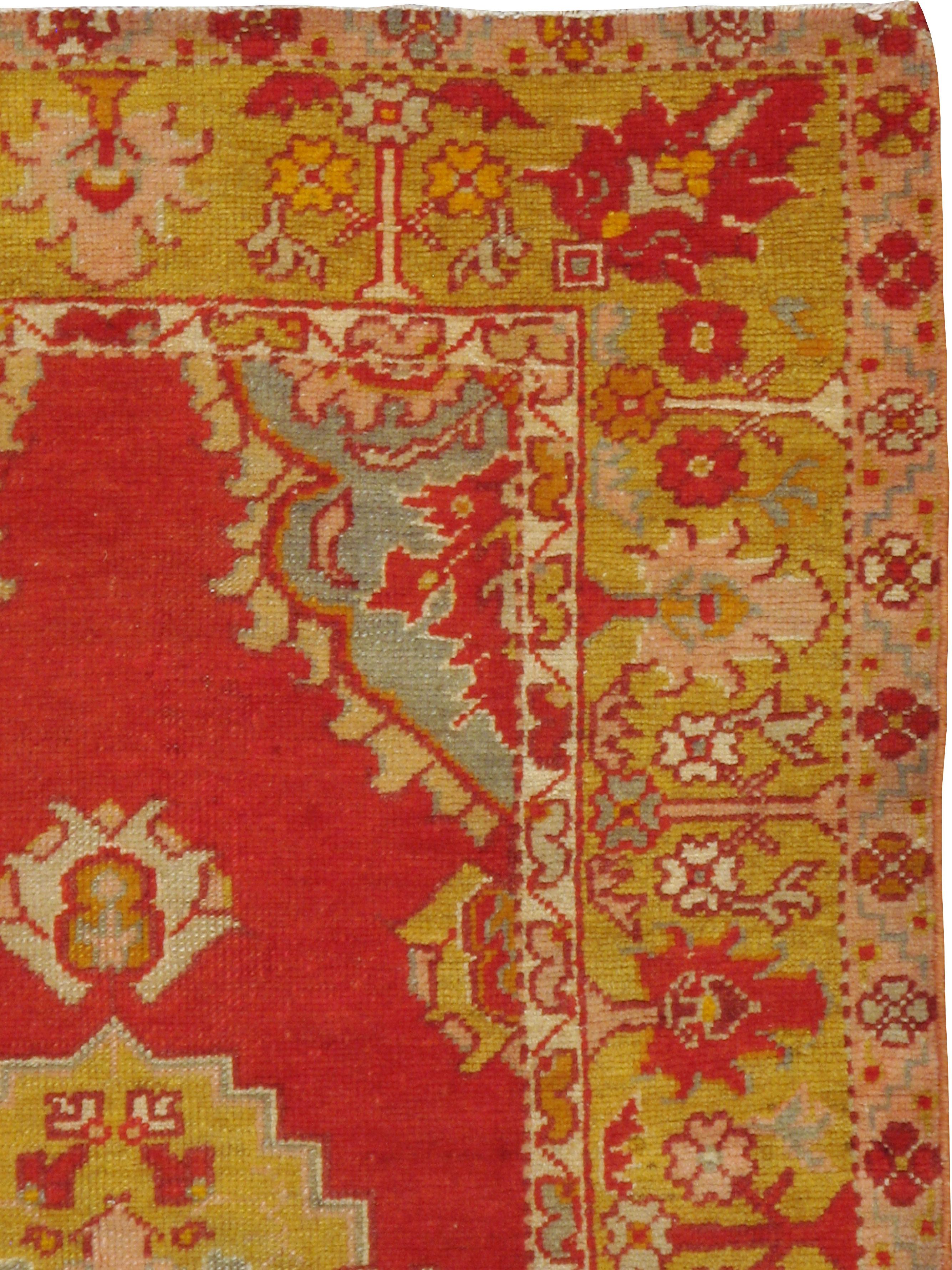 A vintage Turkish Oushak rug from the mid-20th century.

Measures: 2' 11