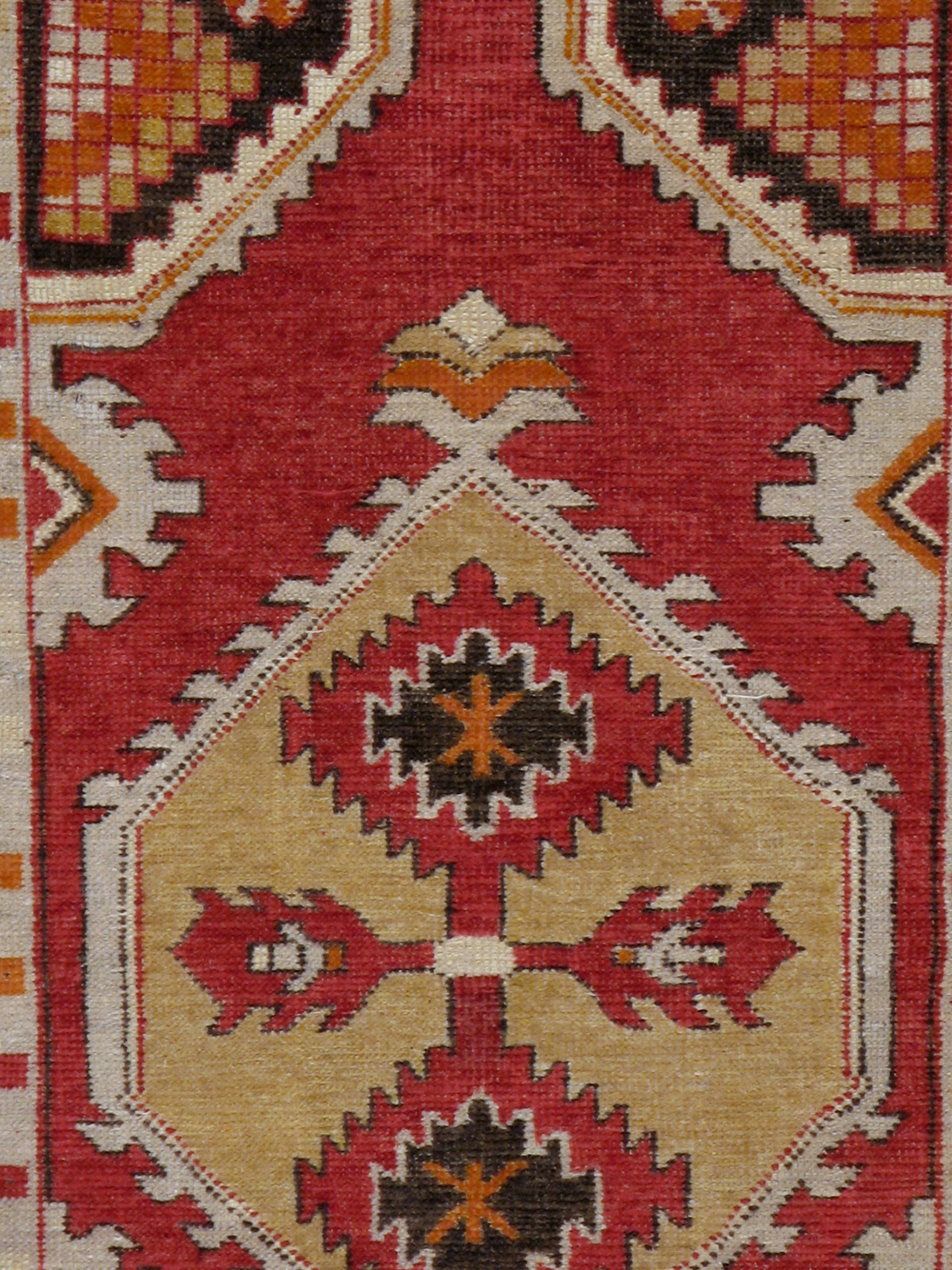 Ein alter türkischer Oushak-Teppich aus der Mitte des 20. Jahrhunderts mit rotem Feld und elfenbeinfarbener Bordüre.

Maße: 2' 8