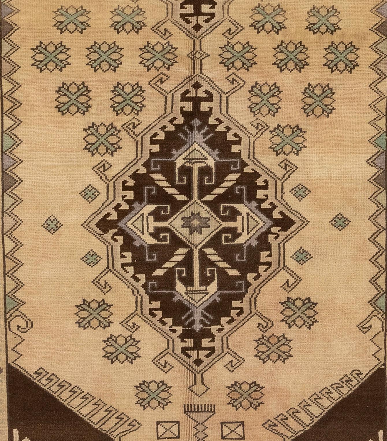 Vintage Oushak-Teppiche sind eine Art von handgewebten Teppichen, die ihren Ursprung in der Türkei haben. Diese Teppiche sind für ihre weichen, gedeckten Farben bekannt, wobei Beige und Hellbraun besonders beliebt sind. Vintage-Oushak-Teppiche