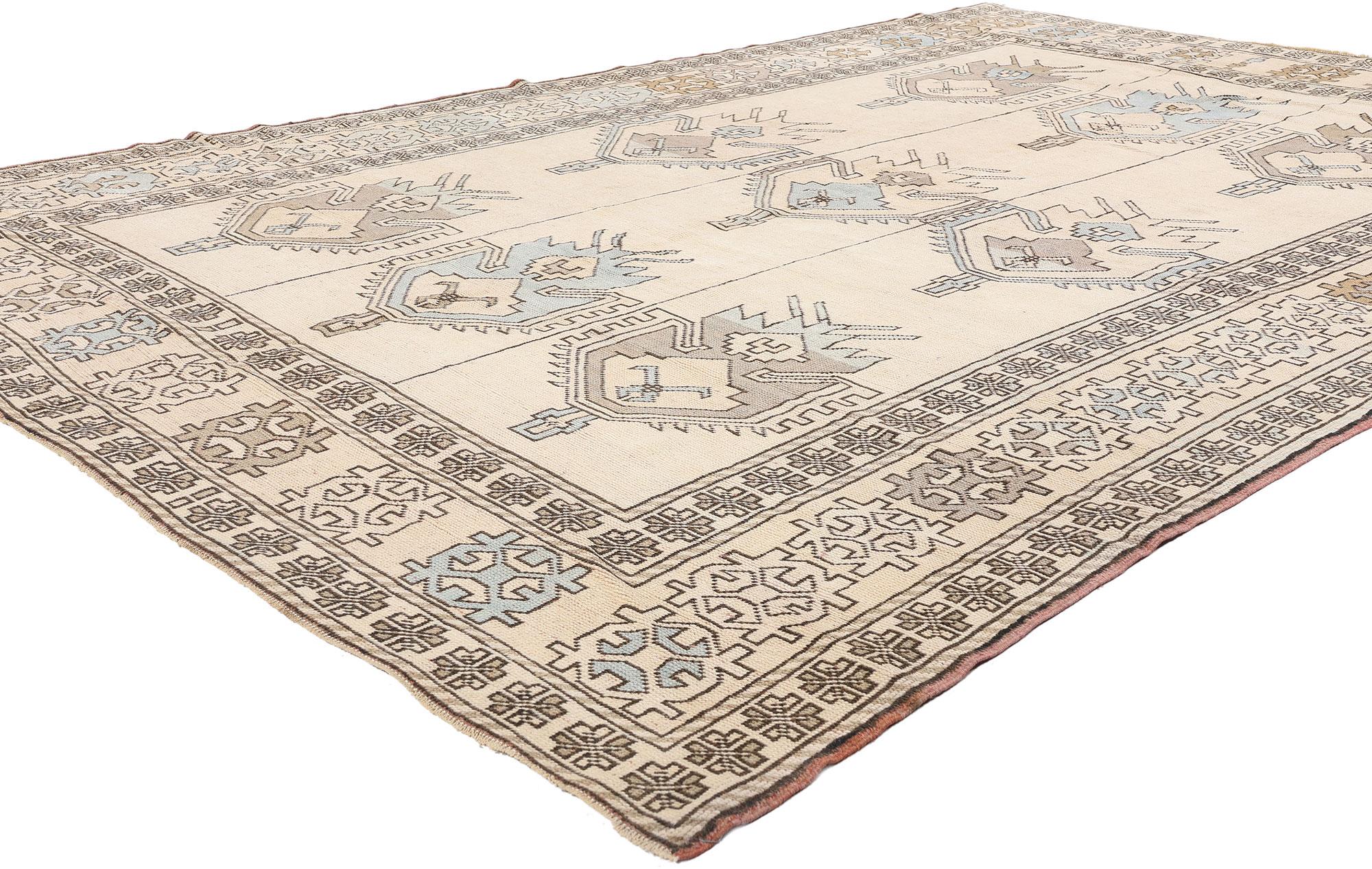 53684 Alfombra Turca Oushak Vintage, 07'04 x 10'04. Arraigada en la rica herencia de las tradiciones de tejido de Anatolia, esta alfombra turca Oushak vintage de lana anudada a mano captura la esencia del arte tribal con sus atrevidos motivos