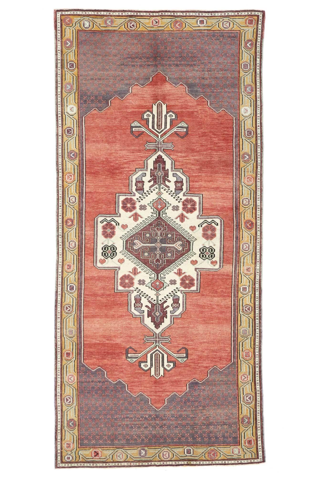 51363 Vintage Turkish Oushak rug, 05'02 x 11'04.
This hand knotted wool vintage Oushak gallery rug features an elaborate Turkish design and rich waves of abrash rendered in soft, neutral colors. With its compelling center medallion and stylized