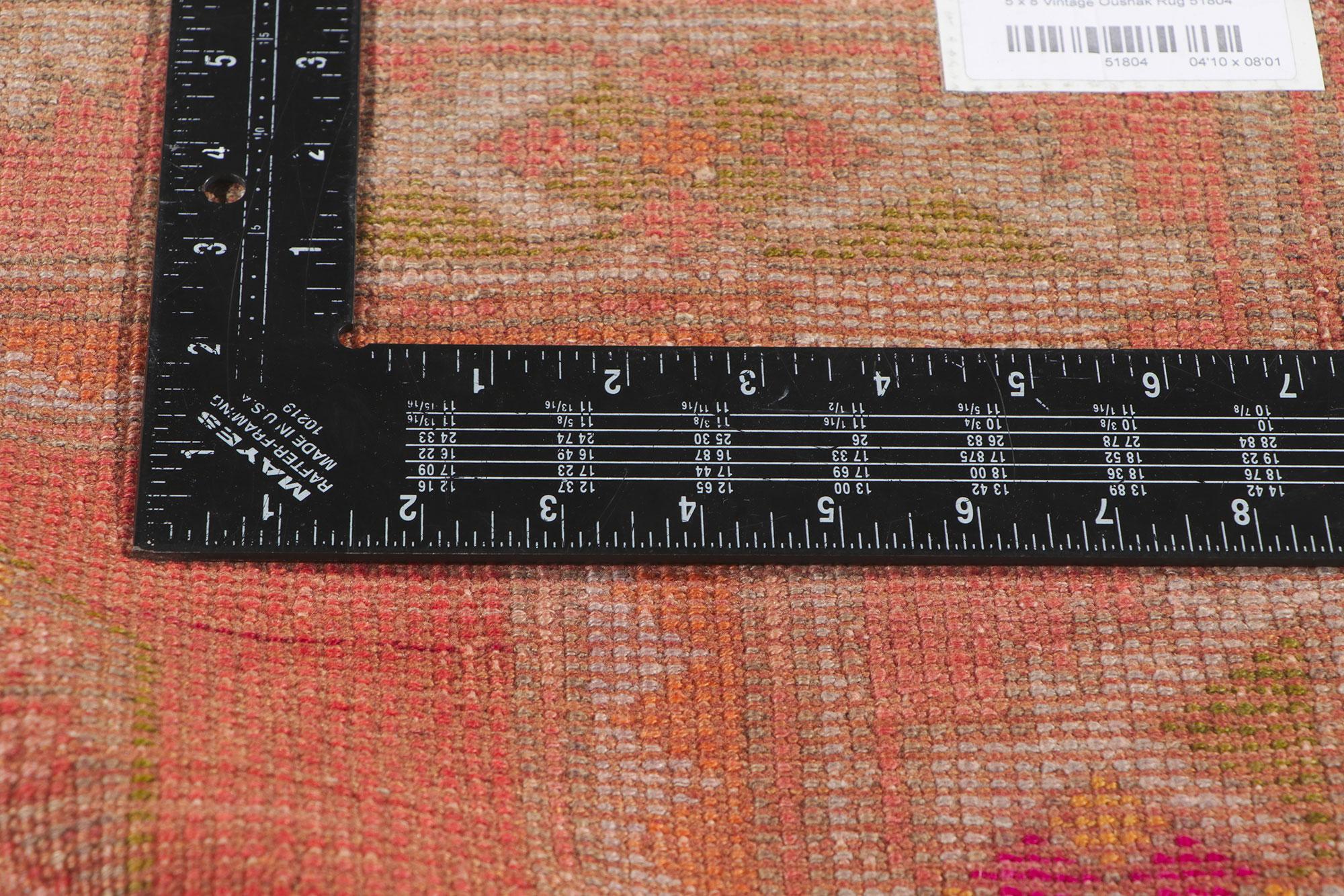 51804 Türkischer Oushak-Teppich Vintage, 04'10 x 08'01.
Dieser handgeknüpfte Wollteppich besticht durch sein kühnes, ausdrucksstarkes Design mit unglaublichen Details und Texturen. Er ist eine faszinierende Vision gewebter Schönheit. Das