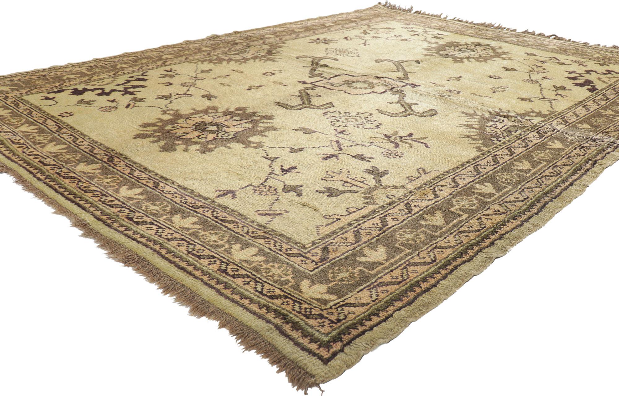 50925 Vintage Turkish Oushak Rug, 05'08 x 07'10. Antike gewaschene türkische Oushak-Teppiche mit neutralen Erdtönen werden einem speziellen Verfahren unterzogen, um ein subtiles, gealtertes Aussehen zu erhalten, das an eine antike Patina erinnert.