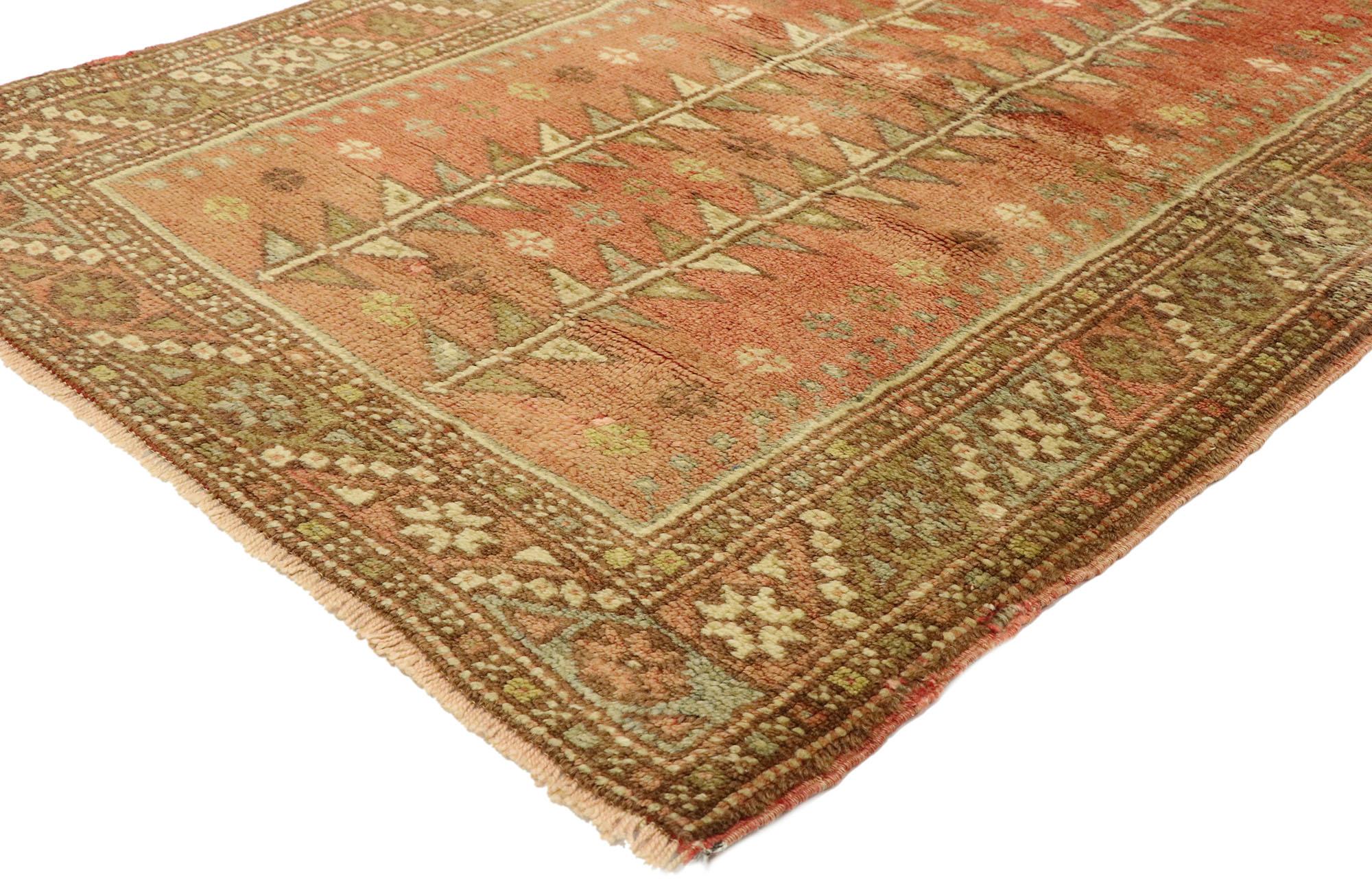 51384 Tapis Oushak turc vintage, 03'02  X 04'08. Les petits tapis turcs Oushak à motif de mihrab sont des tapis traditionnels originaires de la région d'Oushak en Turquie. Ils présentent un mihrab central, une niche en forme d'arche représentant la
