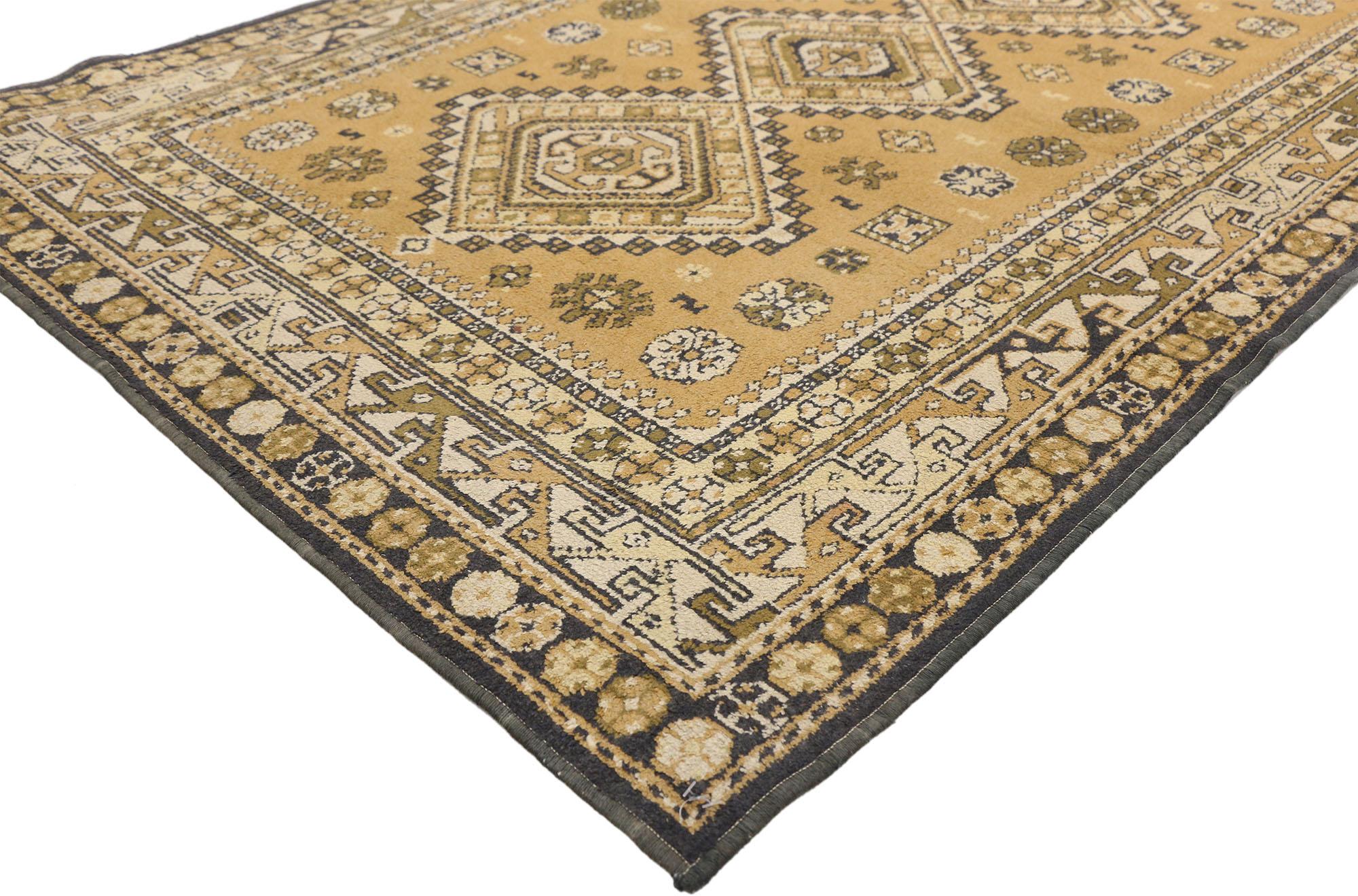 72249 Türkischer Vintage-Teppich mit Tribal-Stil, 03'10 x 05'05. Stammeszauber tanzt mit anatolischer Symbolik in diesem handgeknüpften türkischen Teppich aus Wolle im Vintage-Stil. Der neutrale khakifarbene Hintergrund bildet die Bühne für das
