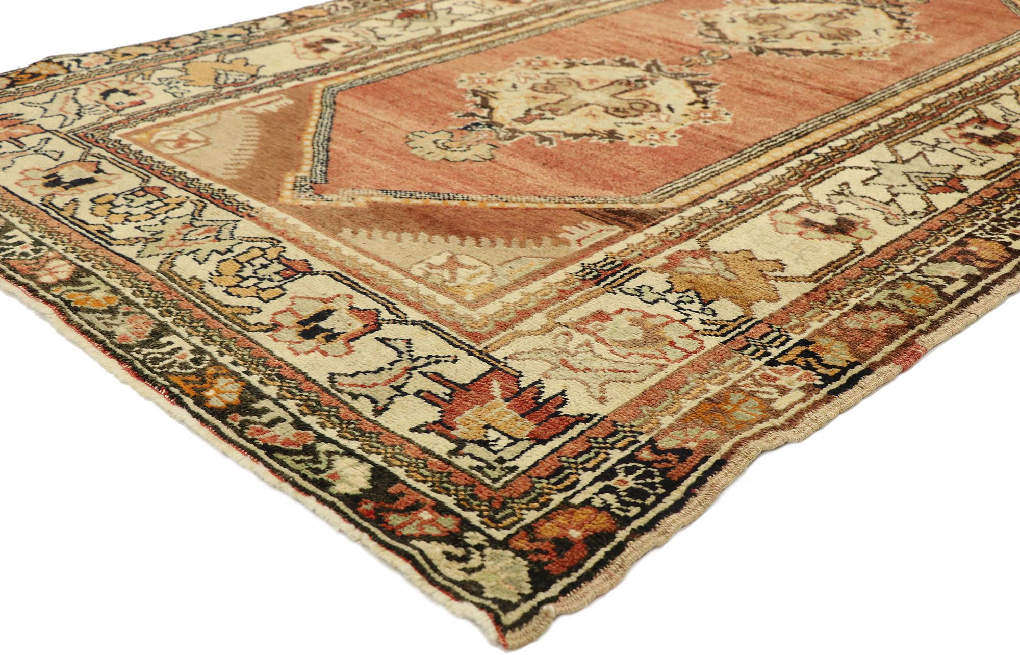 73864 Vintage Turkish Oushak Rug, 04'01 x 06'11. Treten Sie ein in eine Welt, in der Wärme und Eleganz miteinander verschmelzen, verkörpert durch die exquisite Handwerkskunst dieses handgeknüpften türkischen Oushak-Teppichs aus Wolle. Stellen Sie