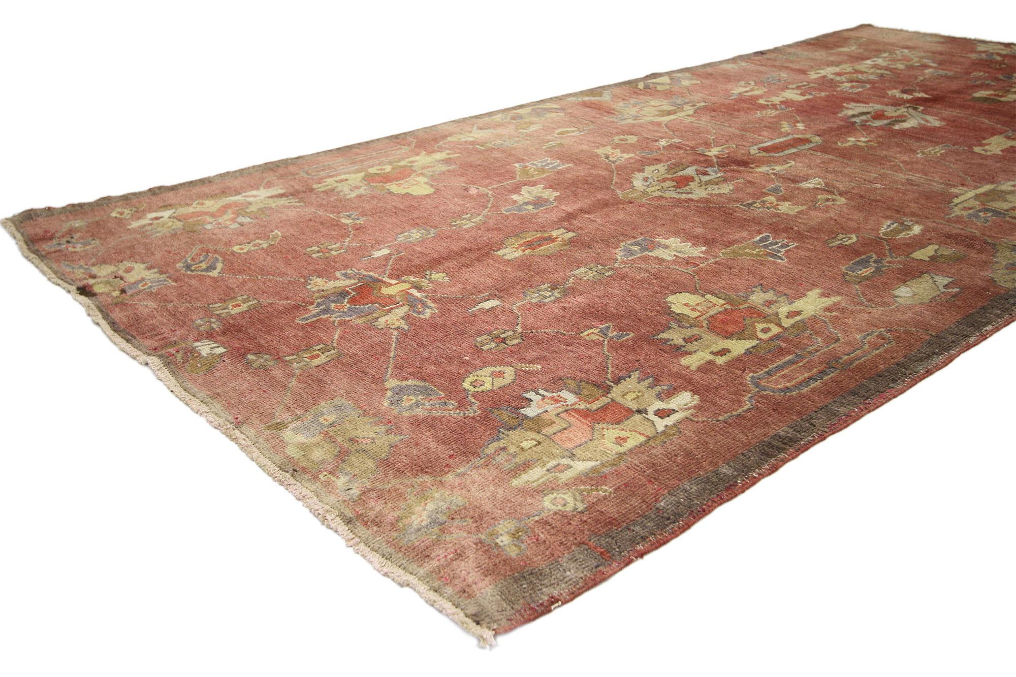 51402 Alfombra Oushak Turca Vintage Desgastada, 04'10 x 09'08. Incorporando los principios del Diseño Biofílico, esta alfombra turca Oushak vintage de lana anudada a mano combina a la perfección elementos de la naturaleza con la estética rústica