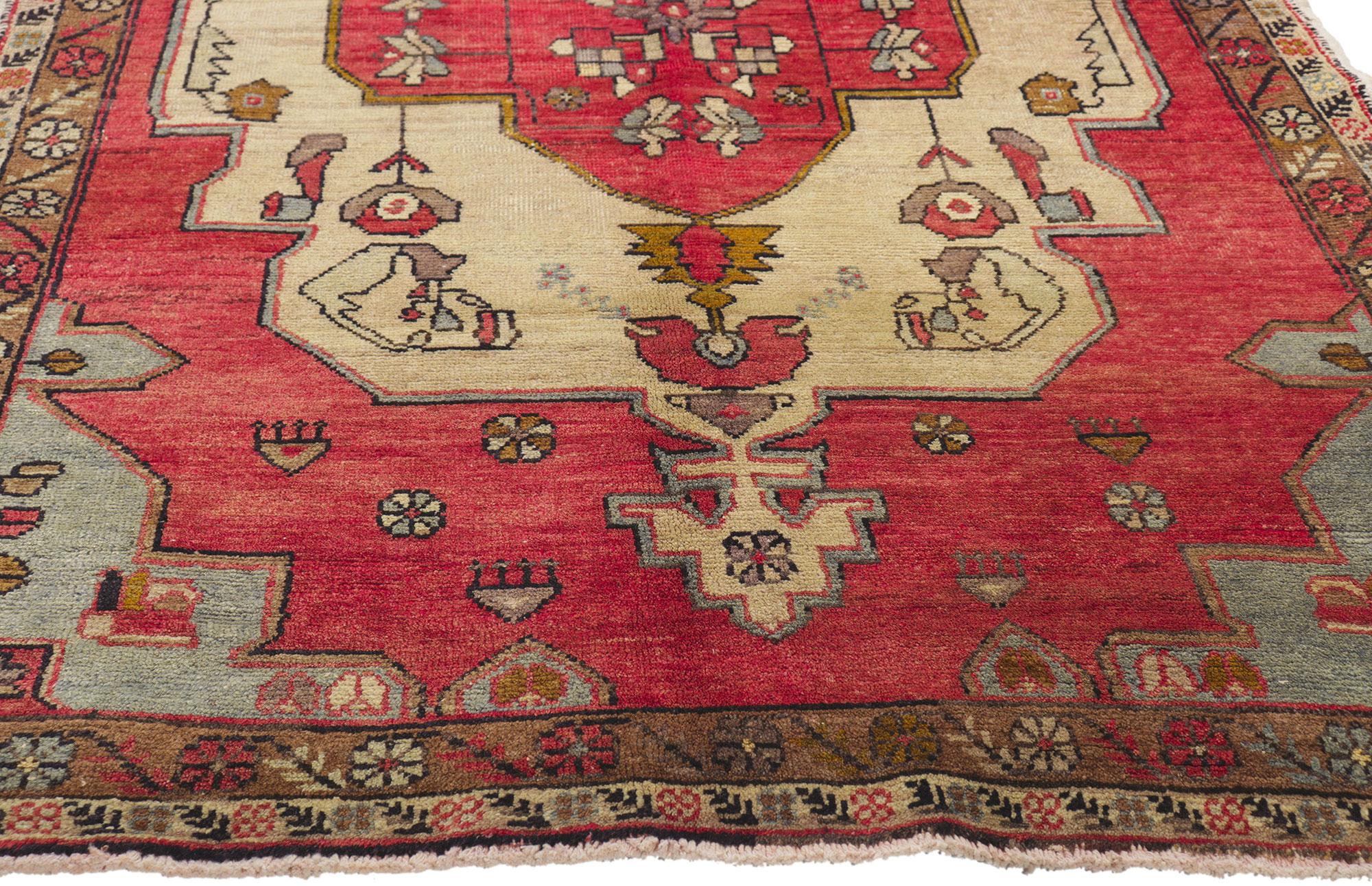 50327 Türkischer Oushak-Teppich Vintage, 04'05 x 07'08. Dieser handgeknüpfte türkische Oushak-Teppich aus Wolle strahlt eine reiche historische Aura und eine bezaubernde visuelle Erzählung aus, was ihn zu einem zeitlosen Schatz für jede Sammlung